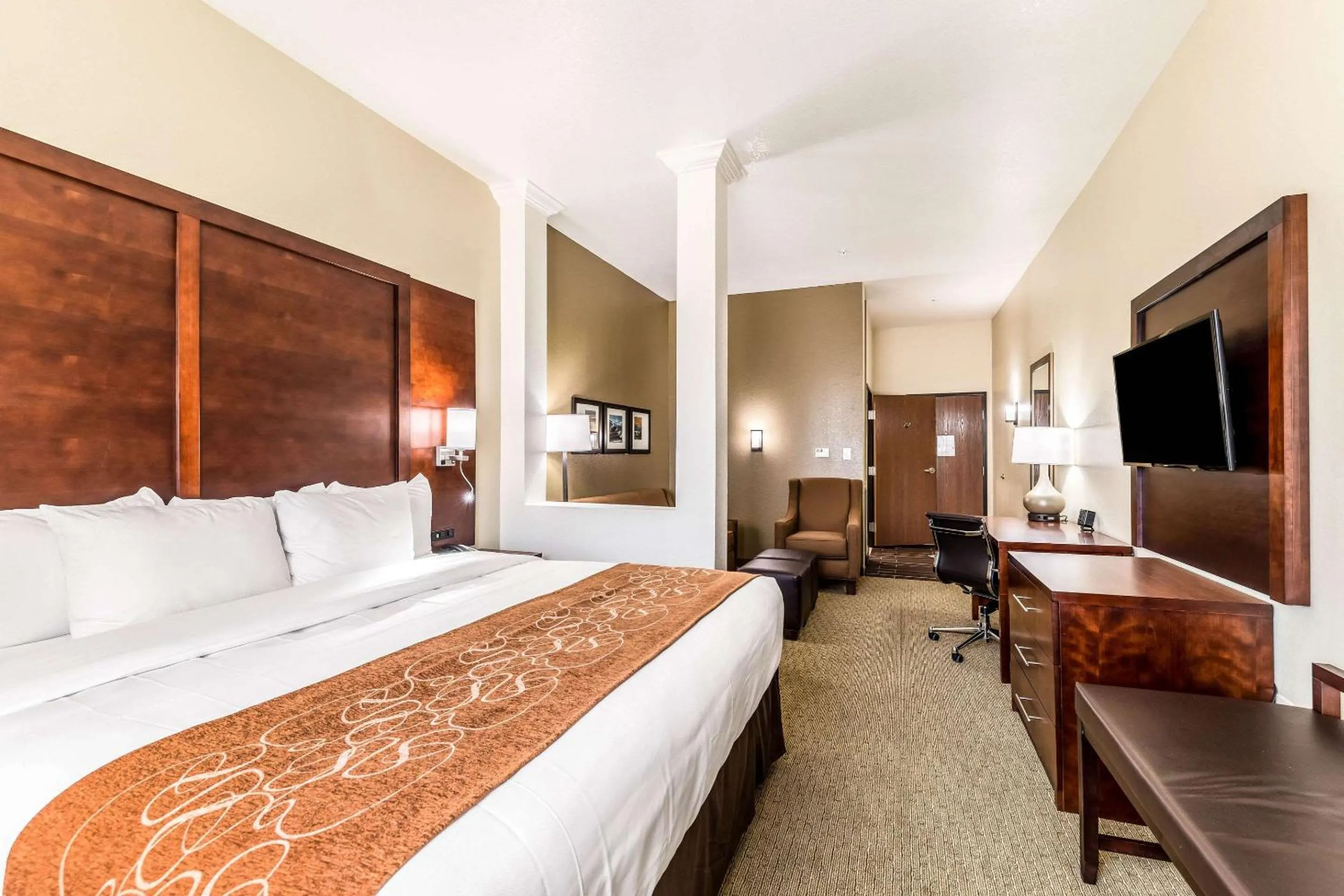Photo of the whole room, Bed in Comfort Suites Grand Prairie - Arlington North