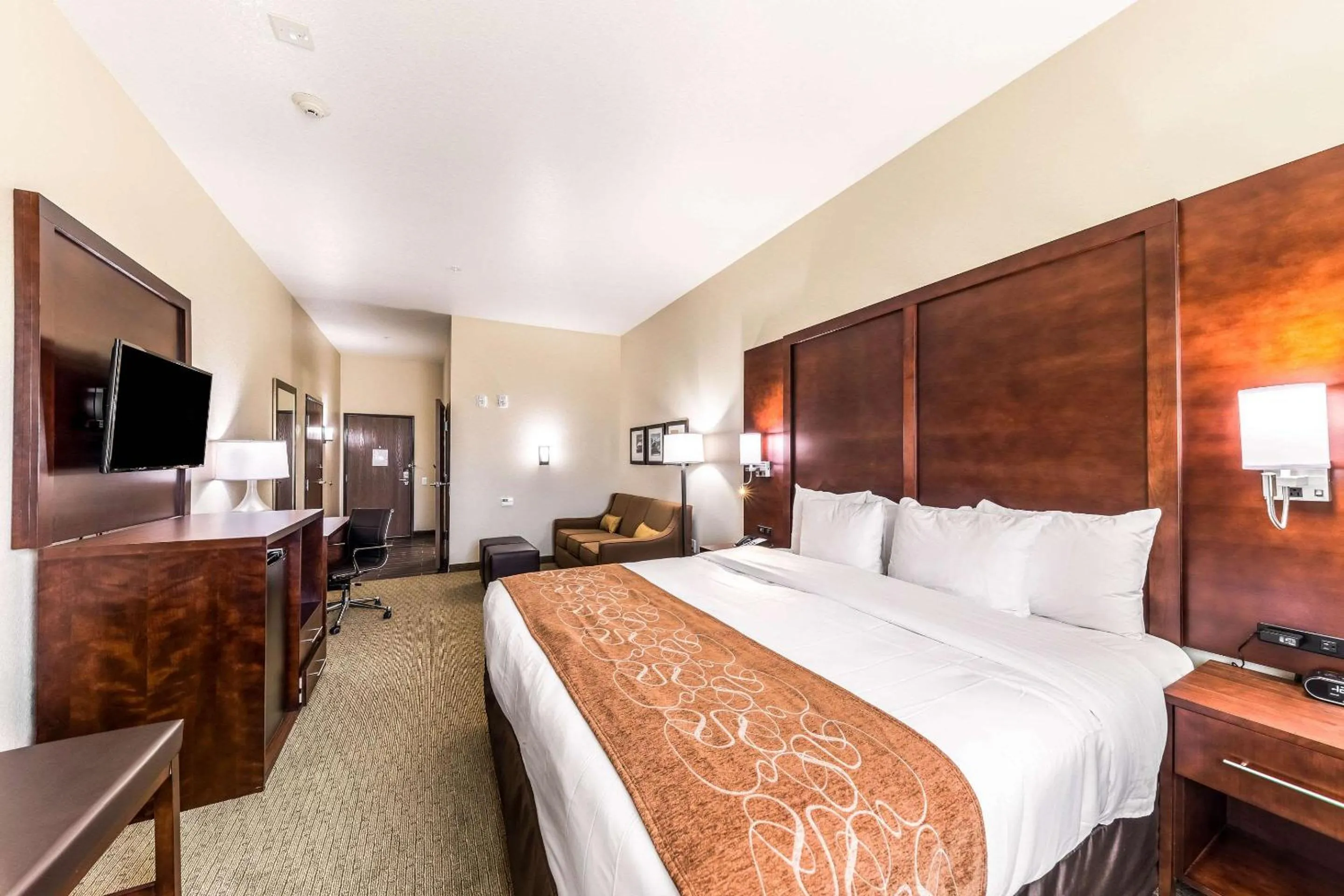 Photo of the whole room, Bed in Comfort Suites Grand Prairie - Arlington North