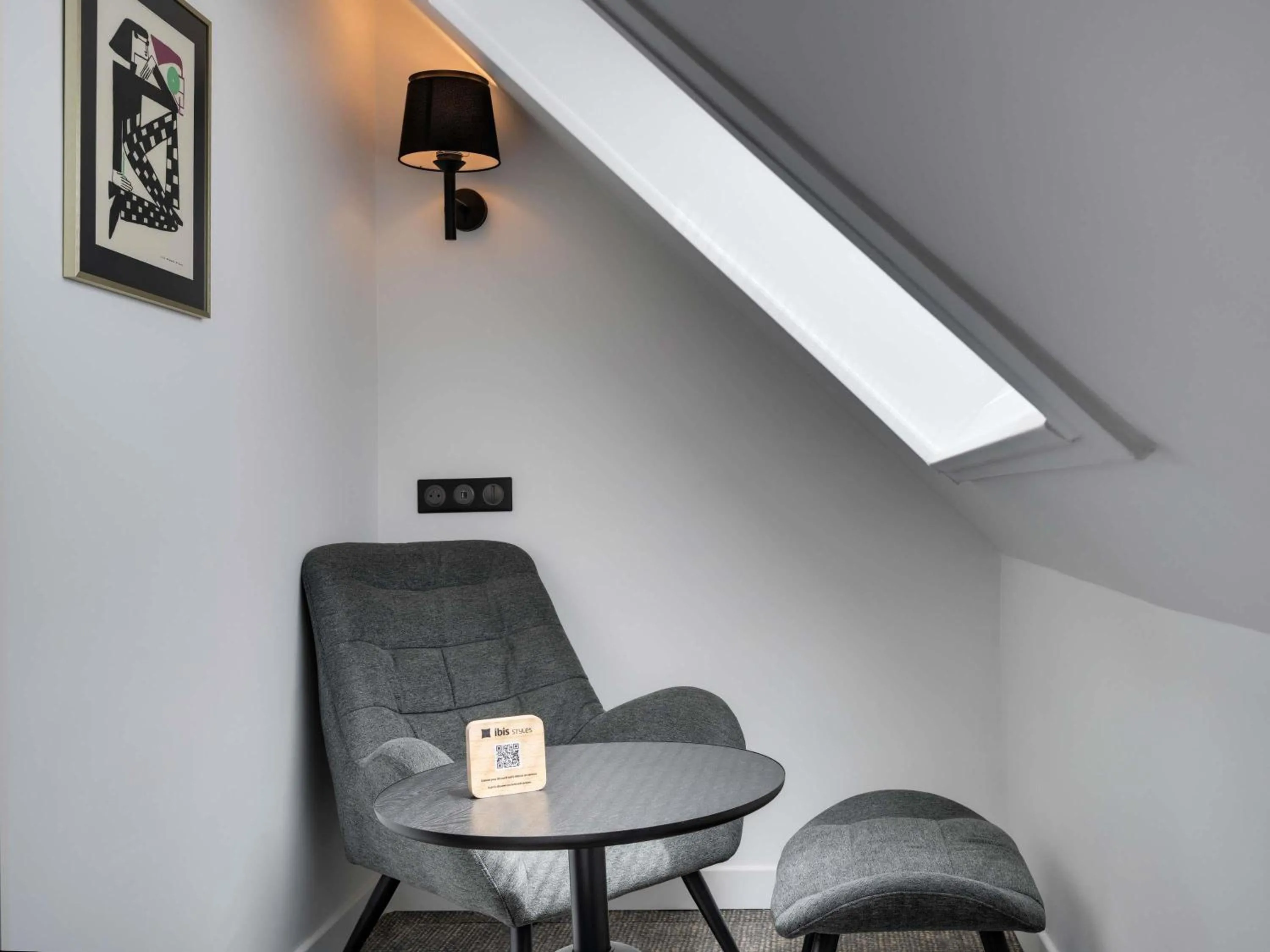 Bedroom in ibis Styles Paris Cadet Lafayette