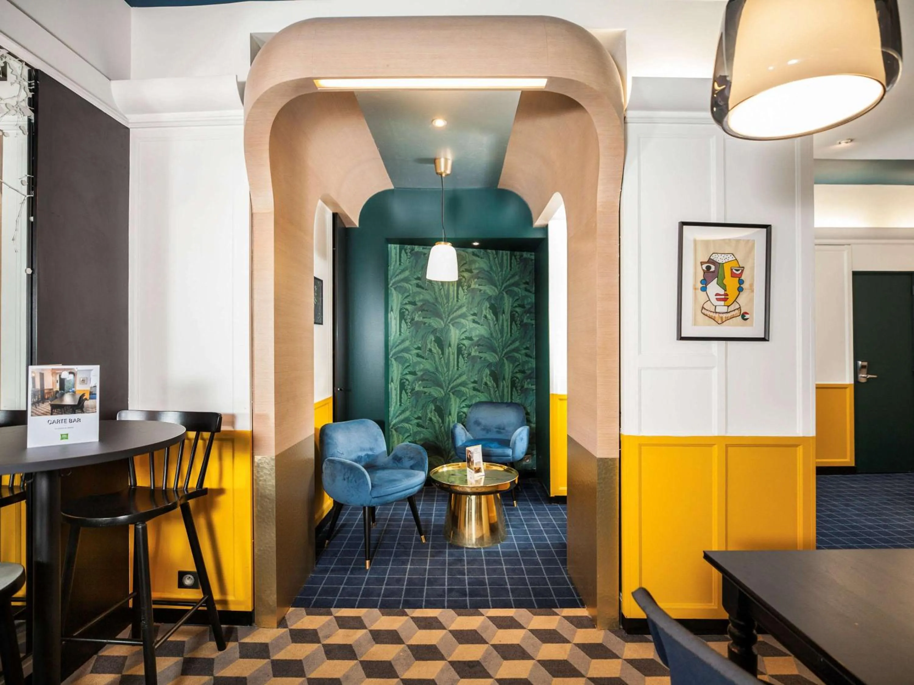 Lounge or bar in ibis Styles Paris Cadet Lafayette