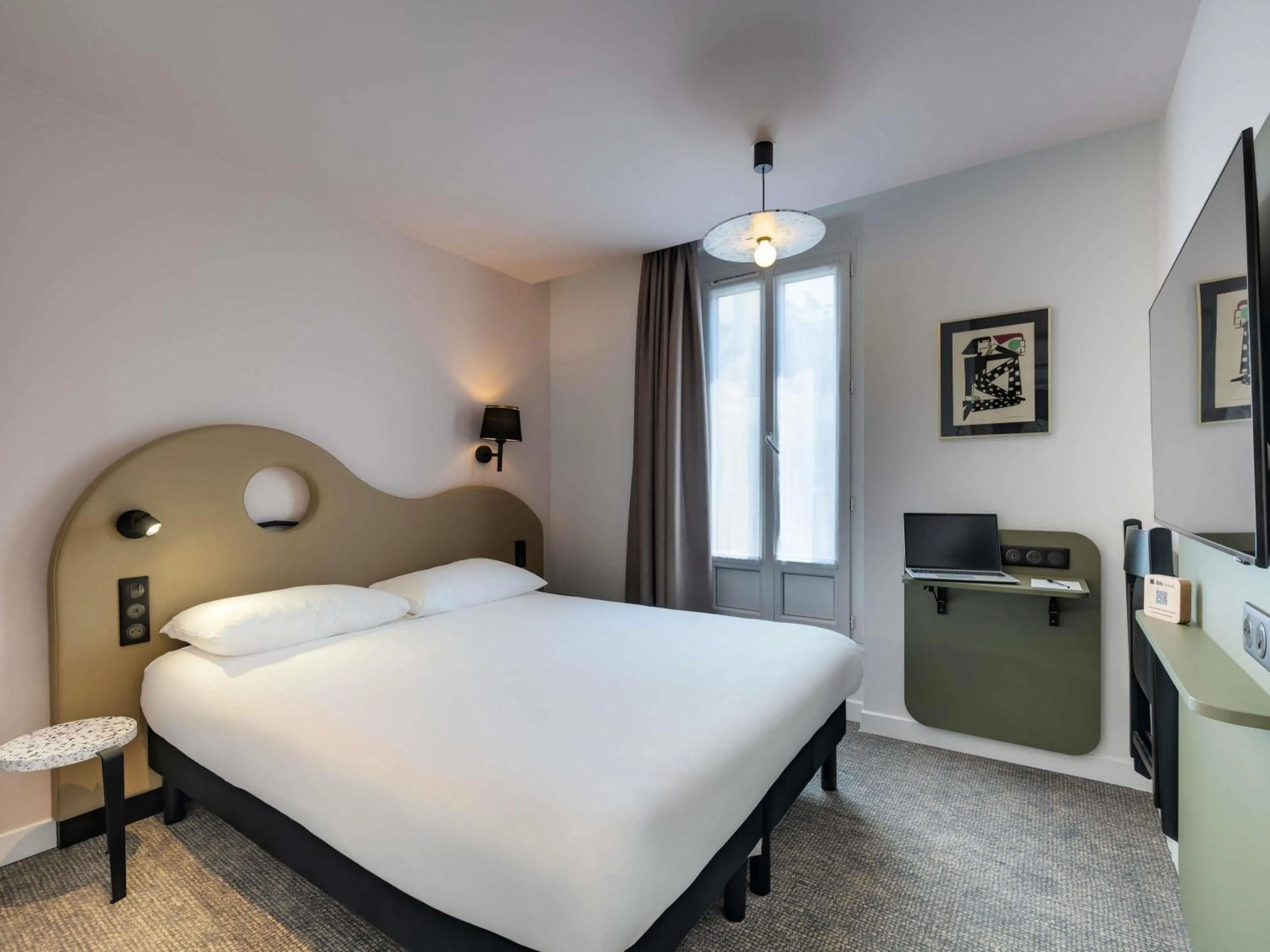 Bedroom, Bed in ibis Styles Paris Cadet Lafayette
