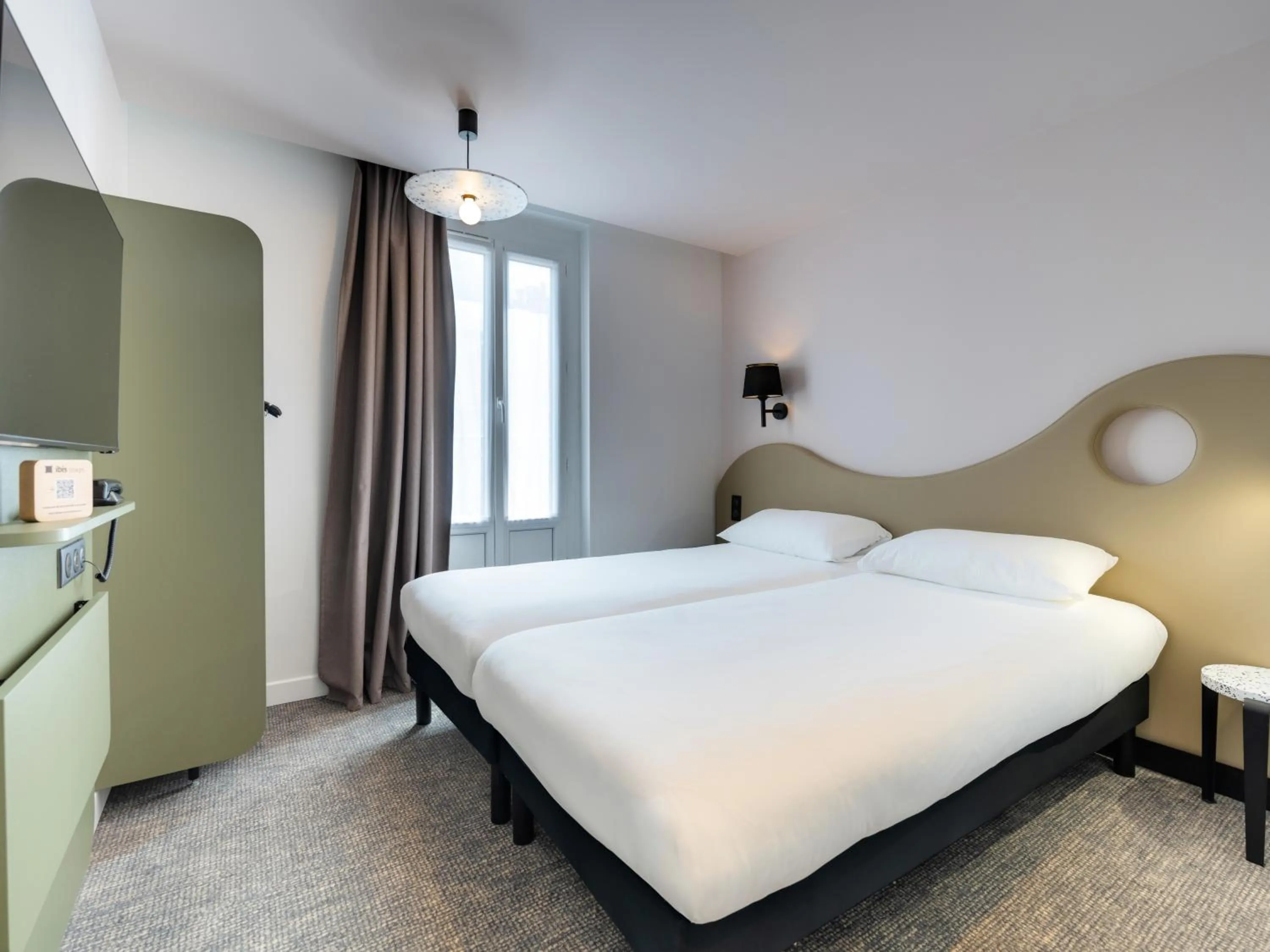 Bedroom, Bed in ibis Styles Paris Cadet Lafayette