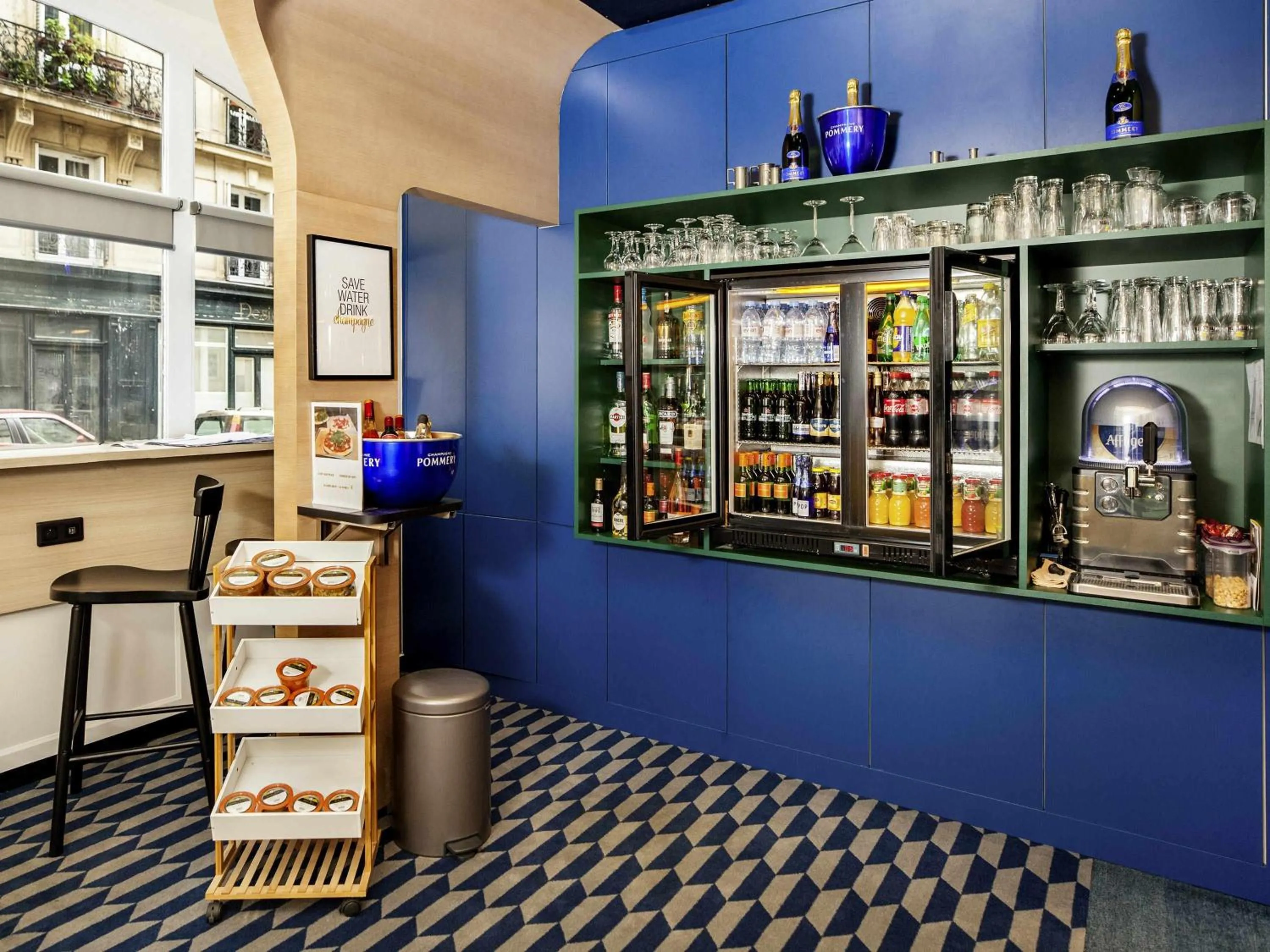 Lounge or bar in ibis Styles Paris Cadet Lafayette