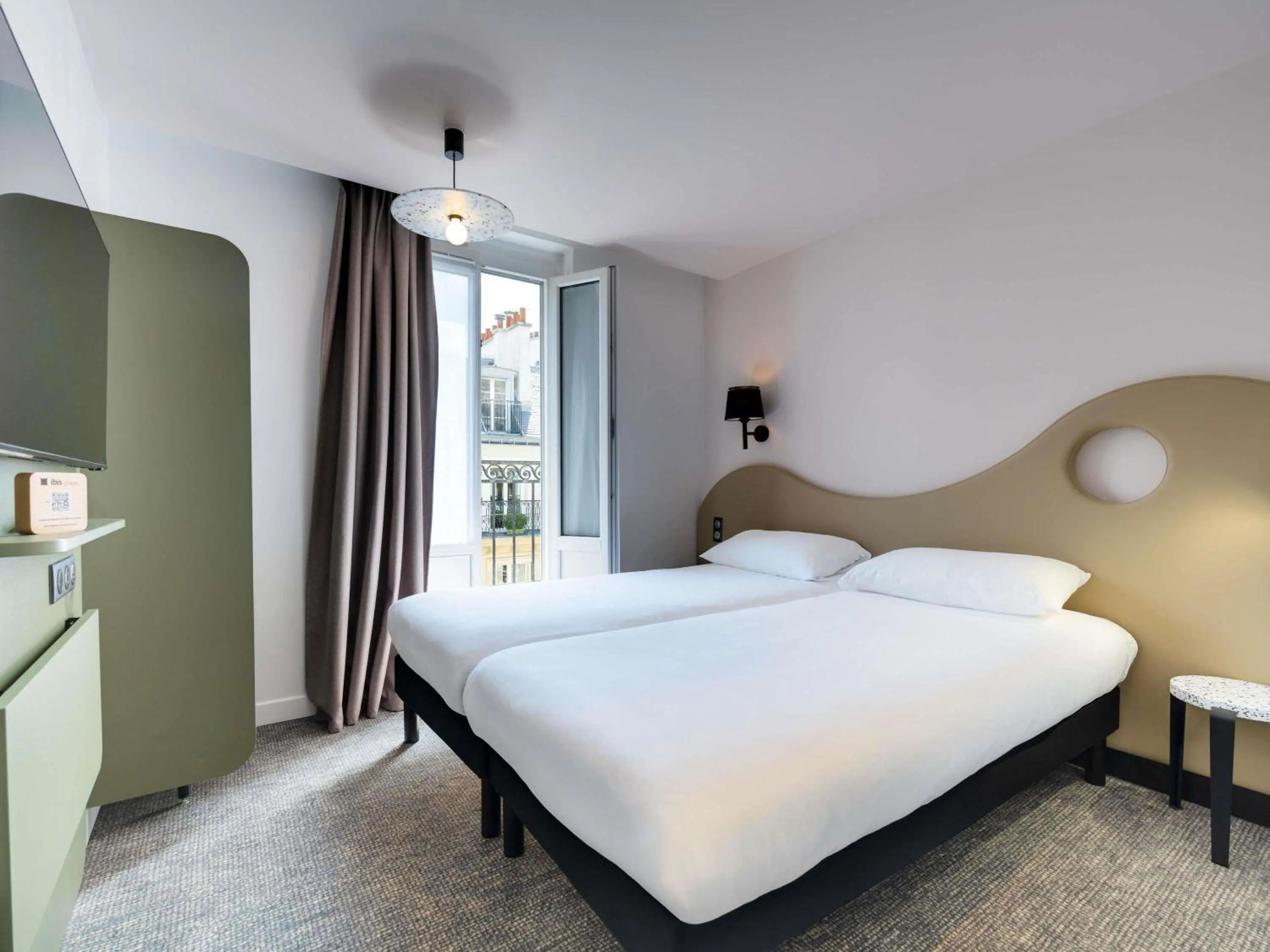 Bedroom, Bed in ibis Styles Paris Cadet Lafayette