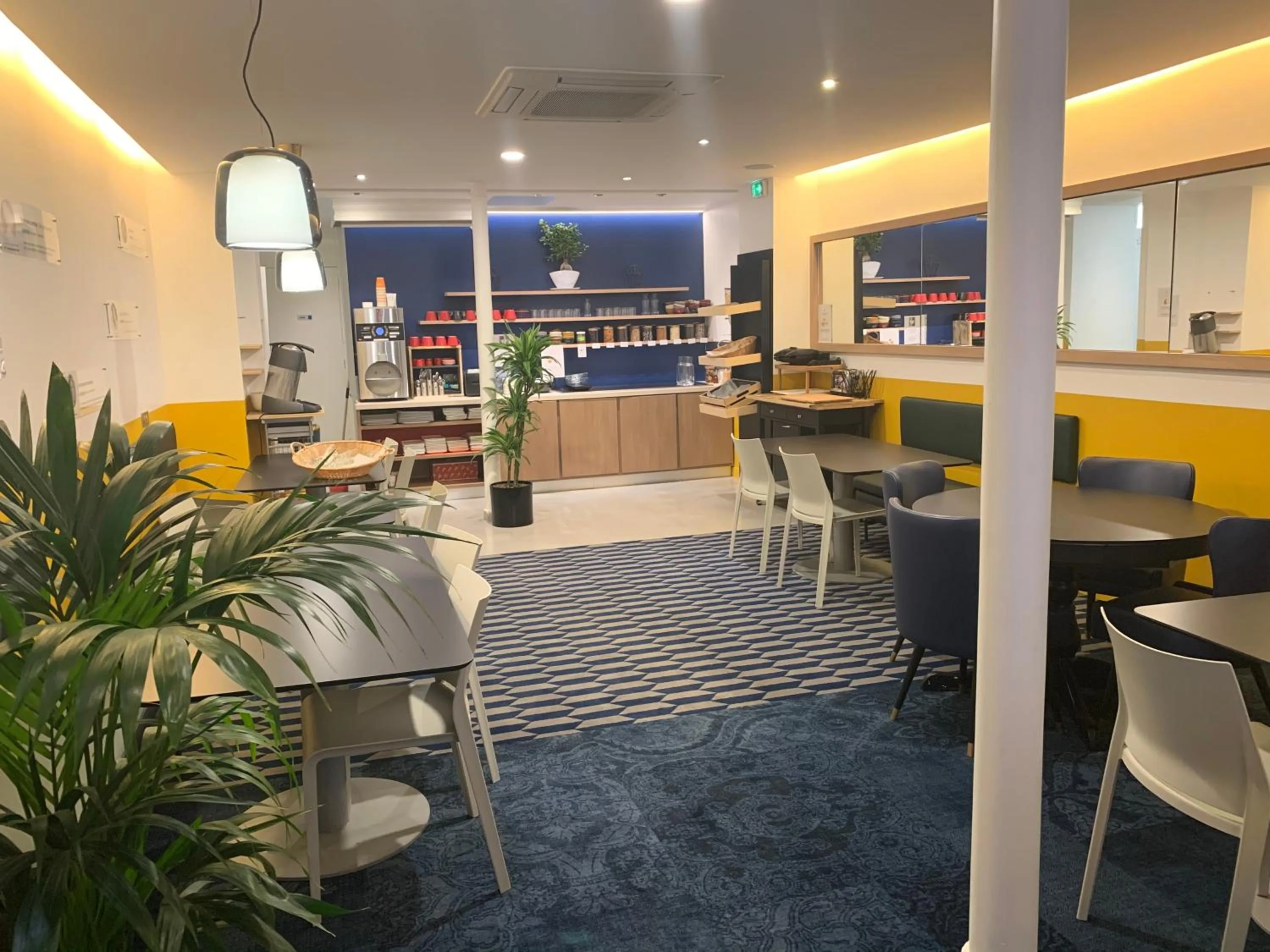 Restaurant/places to eat in ibis Styles Paris Cadet Lafayette