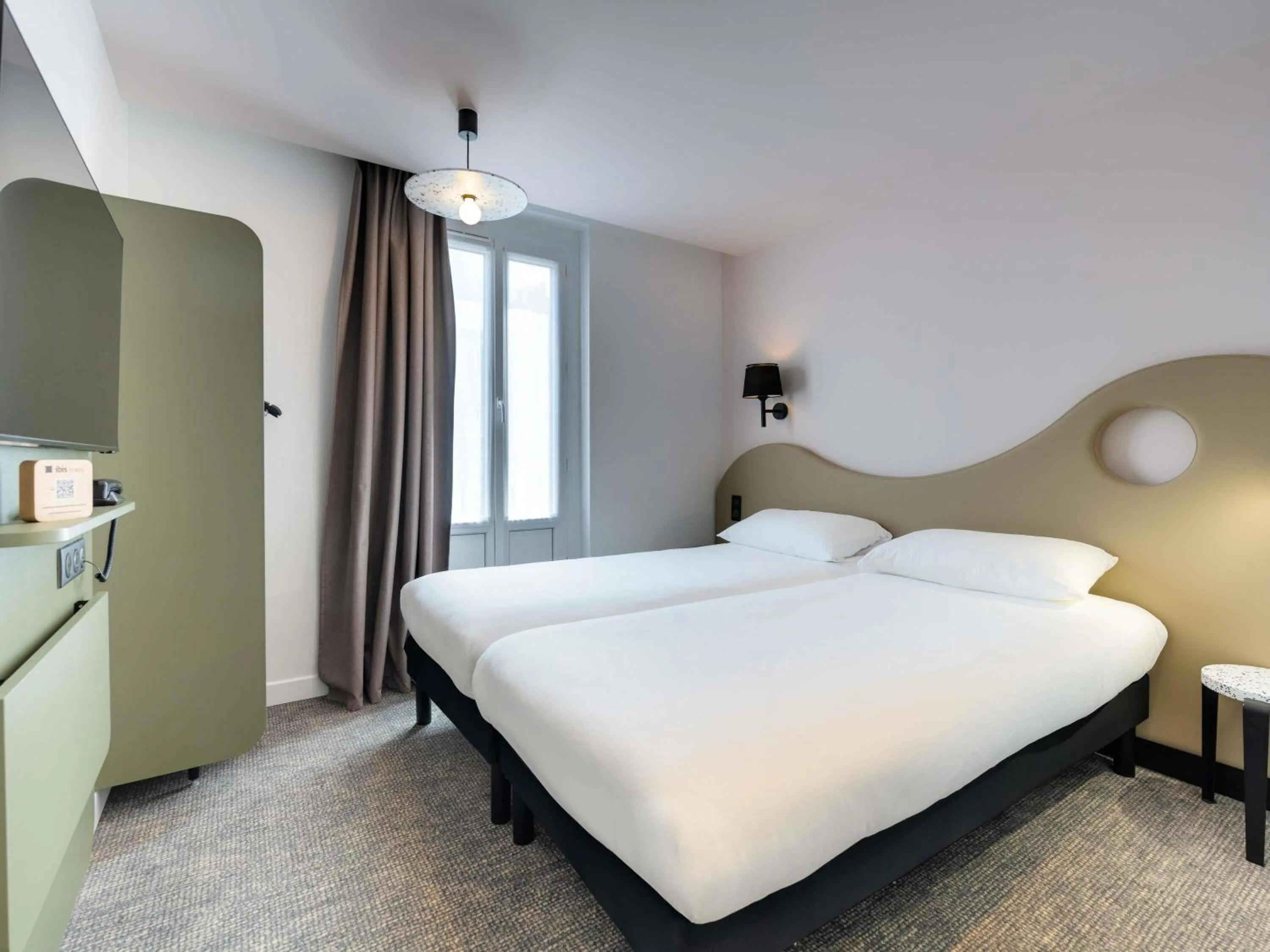 Bedroom, Bed in ibis Styles Paris Cadet Lafayette
