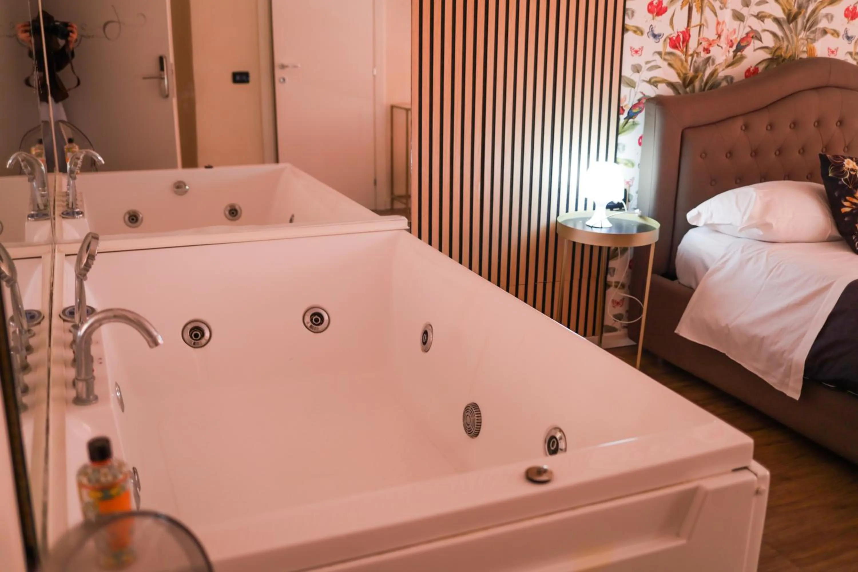 Hot Tub, Bed in Mirosa Bed and Breakfast