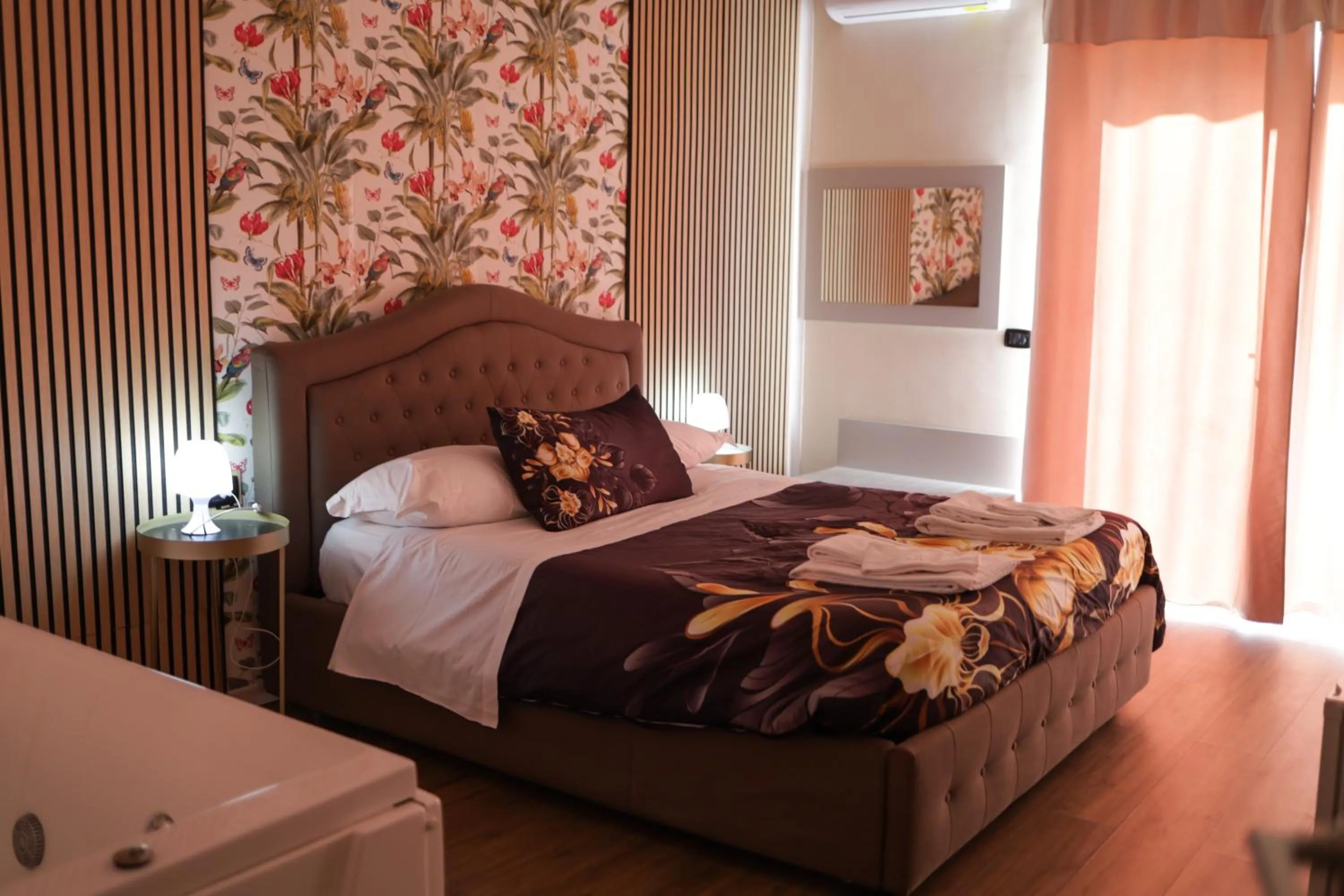 Hot Tub, Bed in Mirosa Bed and Breakfast