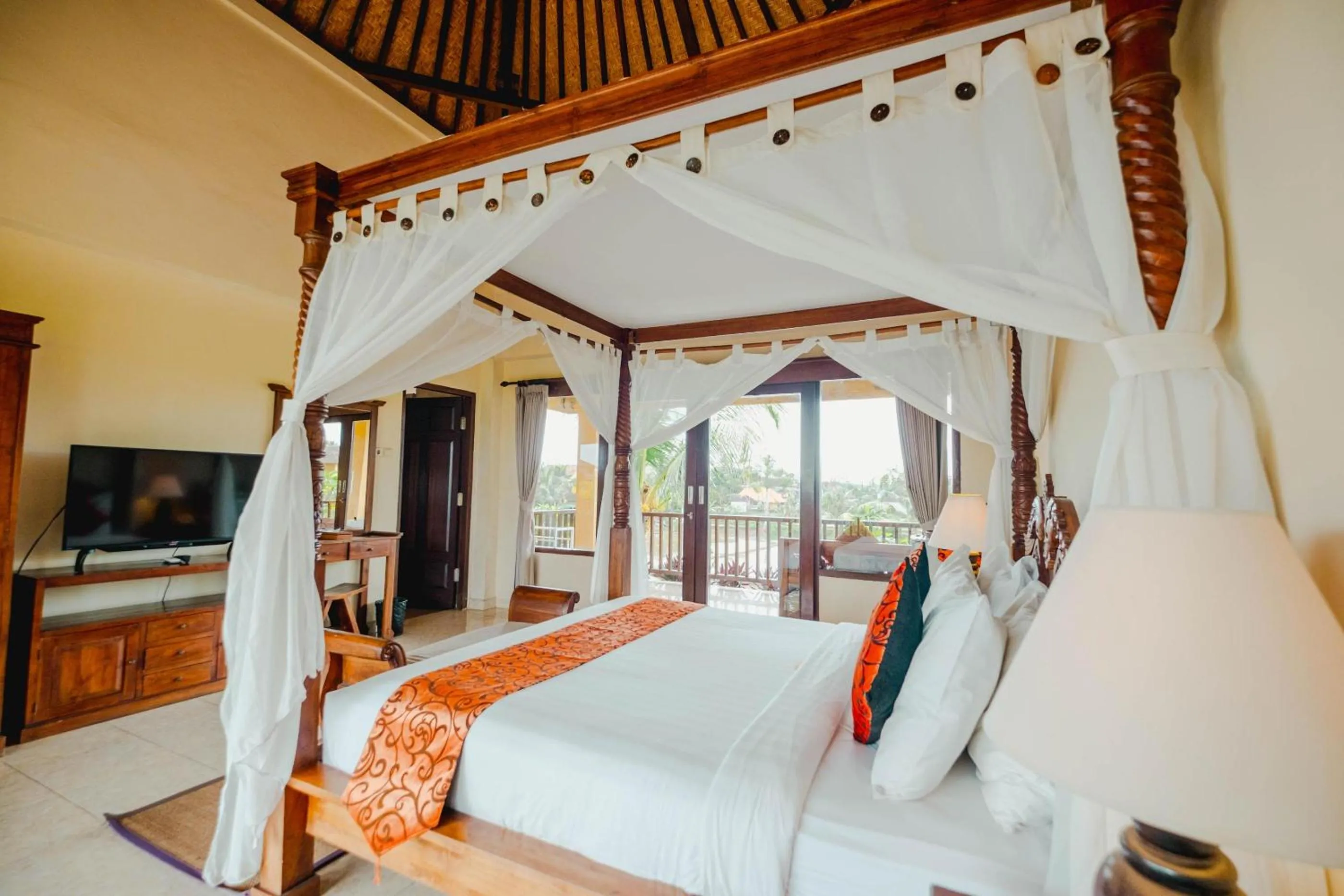 Communal lounge/ TV room, Bed in Sri Aksata Ubud Resort