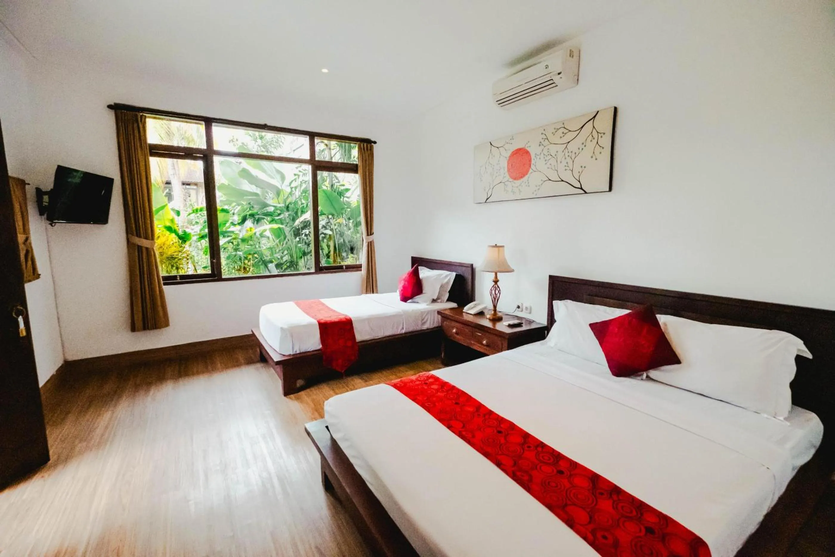 Communal lounge/ TV room, Bed in Sri Aksata Ubud Resort