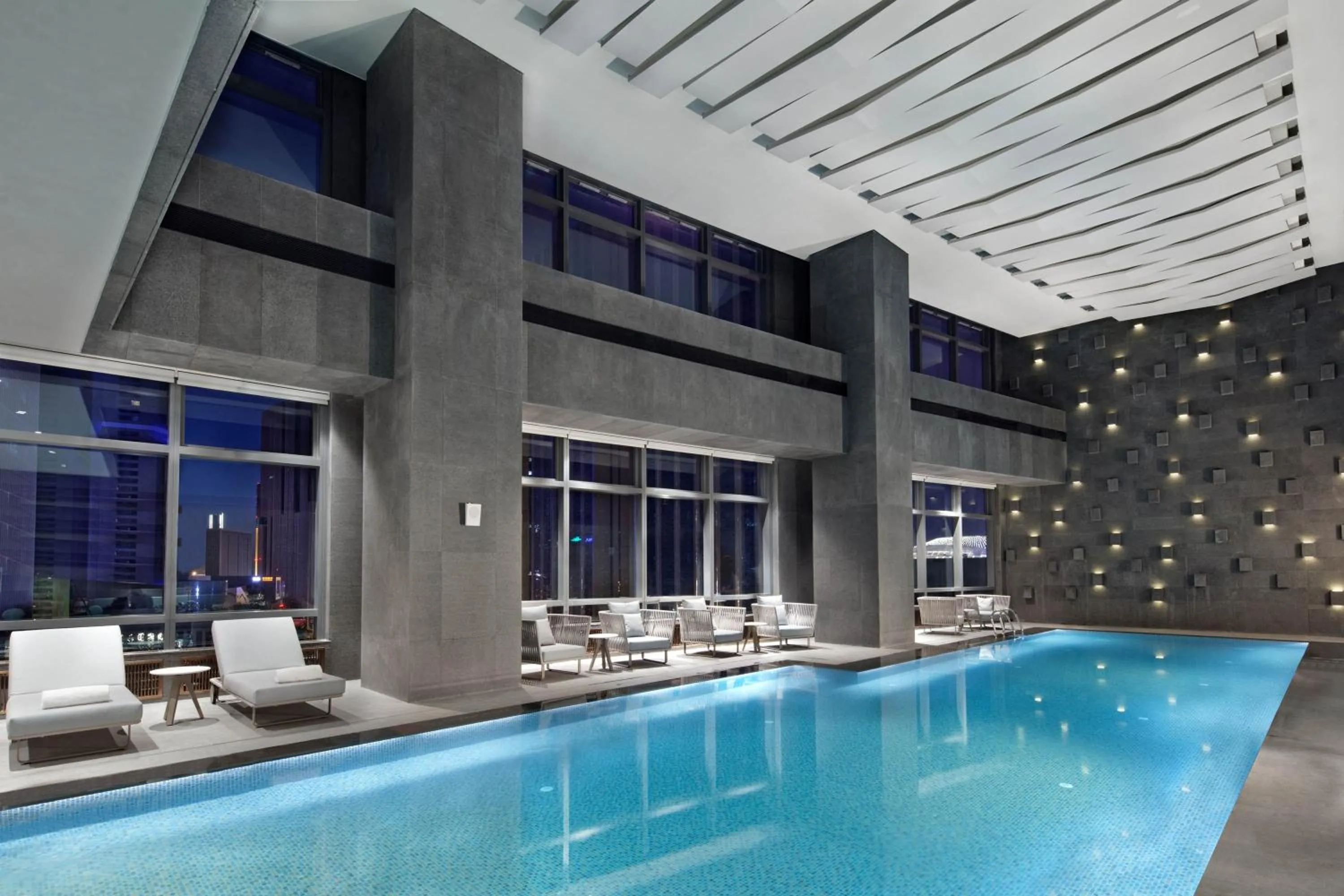 Swimming pool in Fraser Suites Dalian