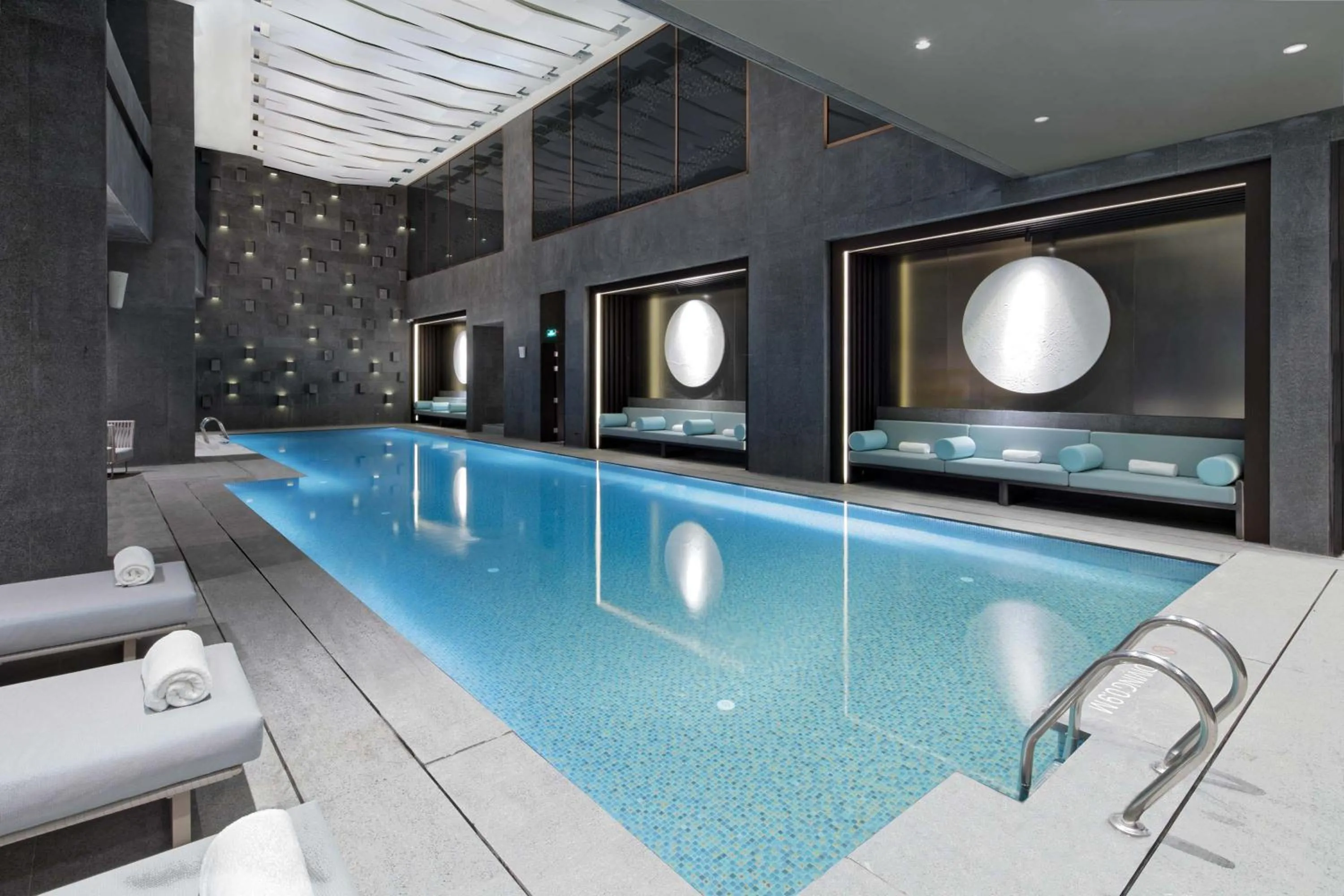 Swimming pool in Fraser Suites Dalian