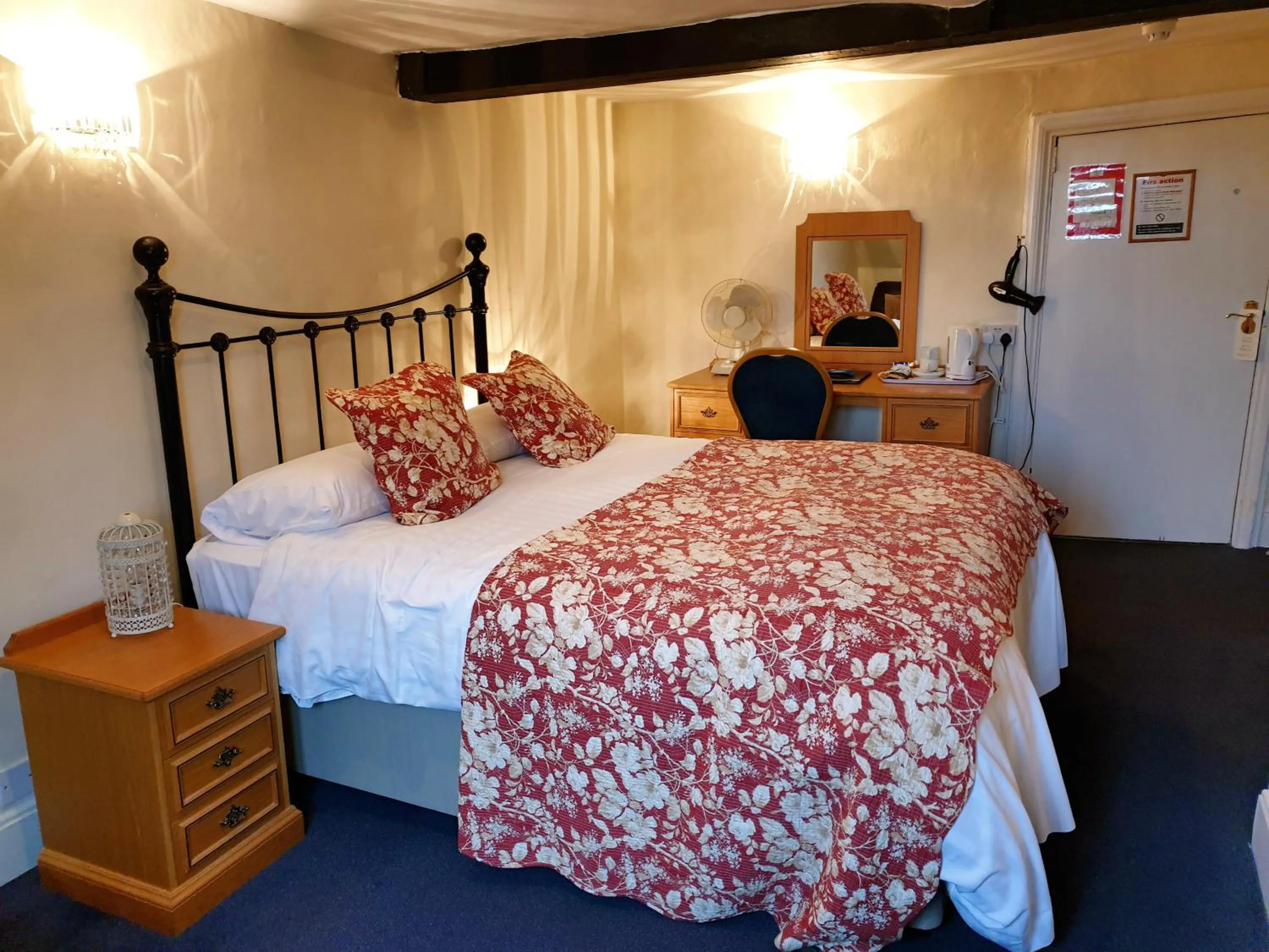 Bedroom, Bed in The Crown House Inn