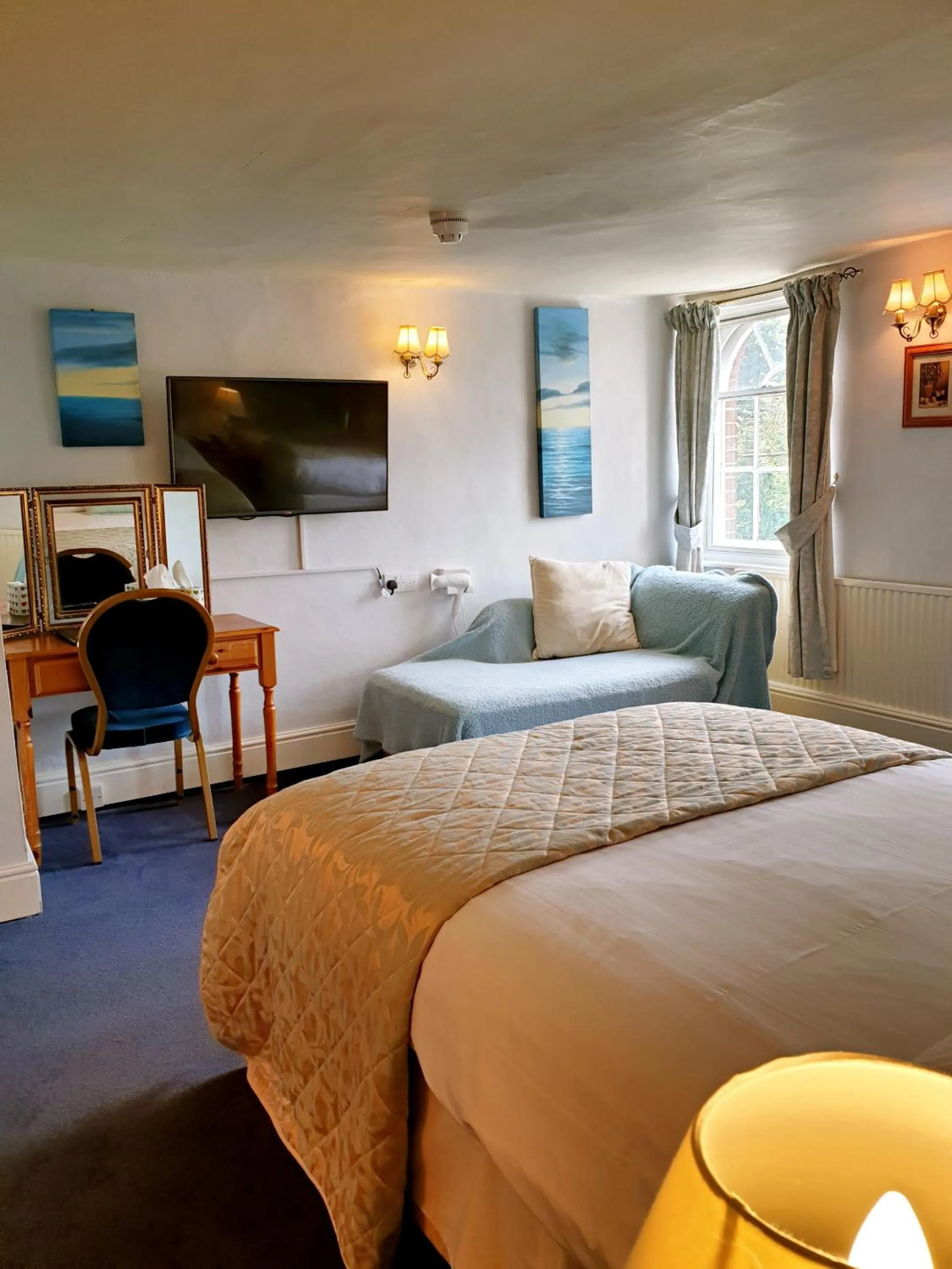 Bedroom, Bed in The Crown House Inn