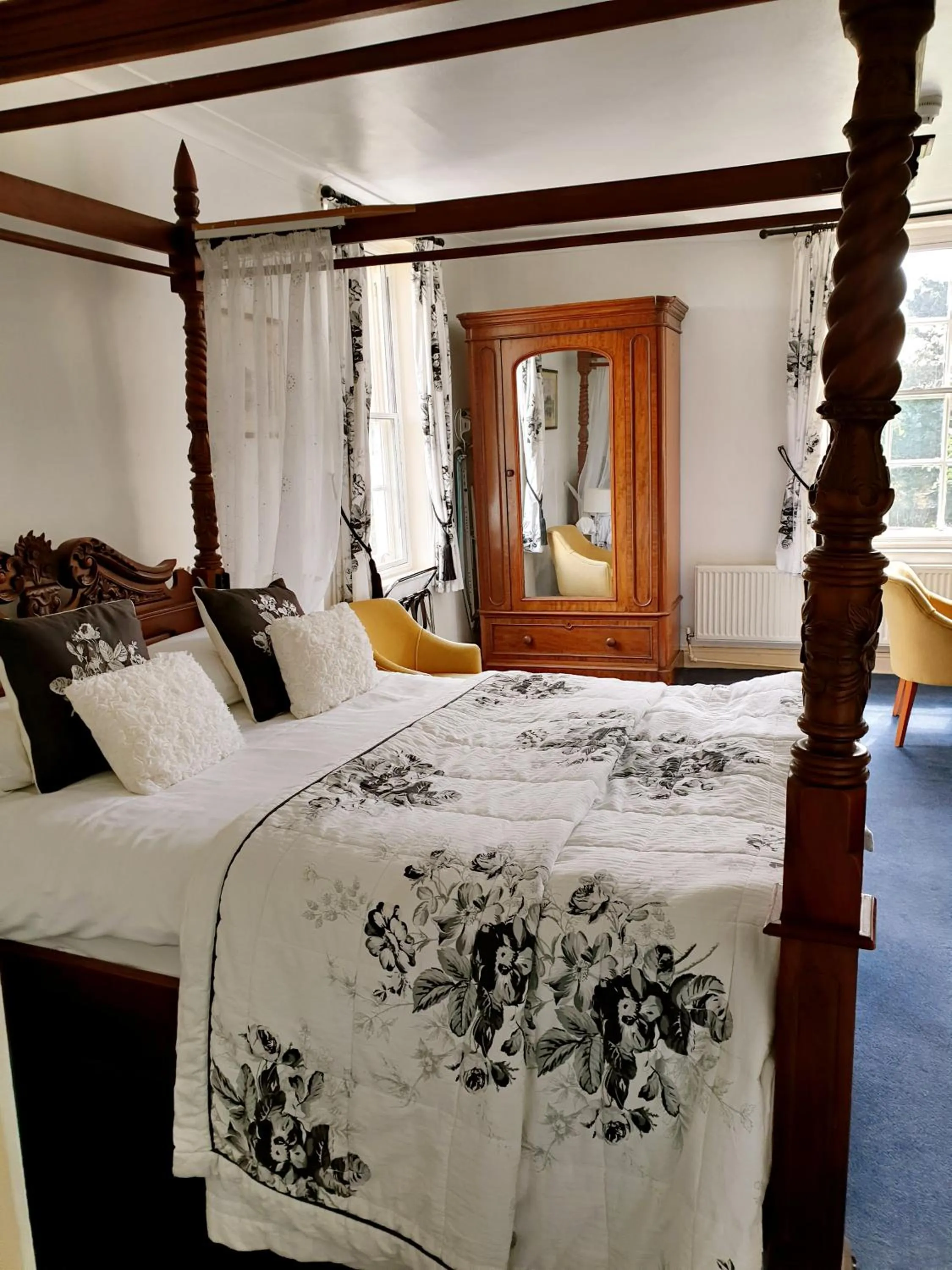 Bedroom, Bed in The Crown House Inn