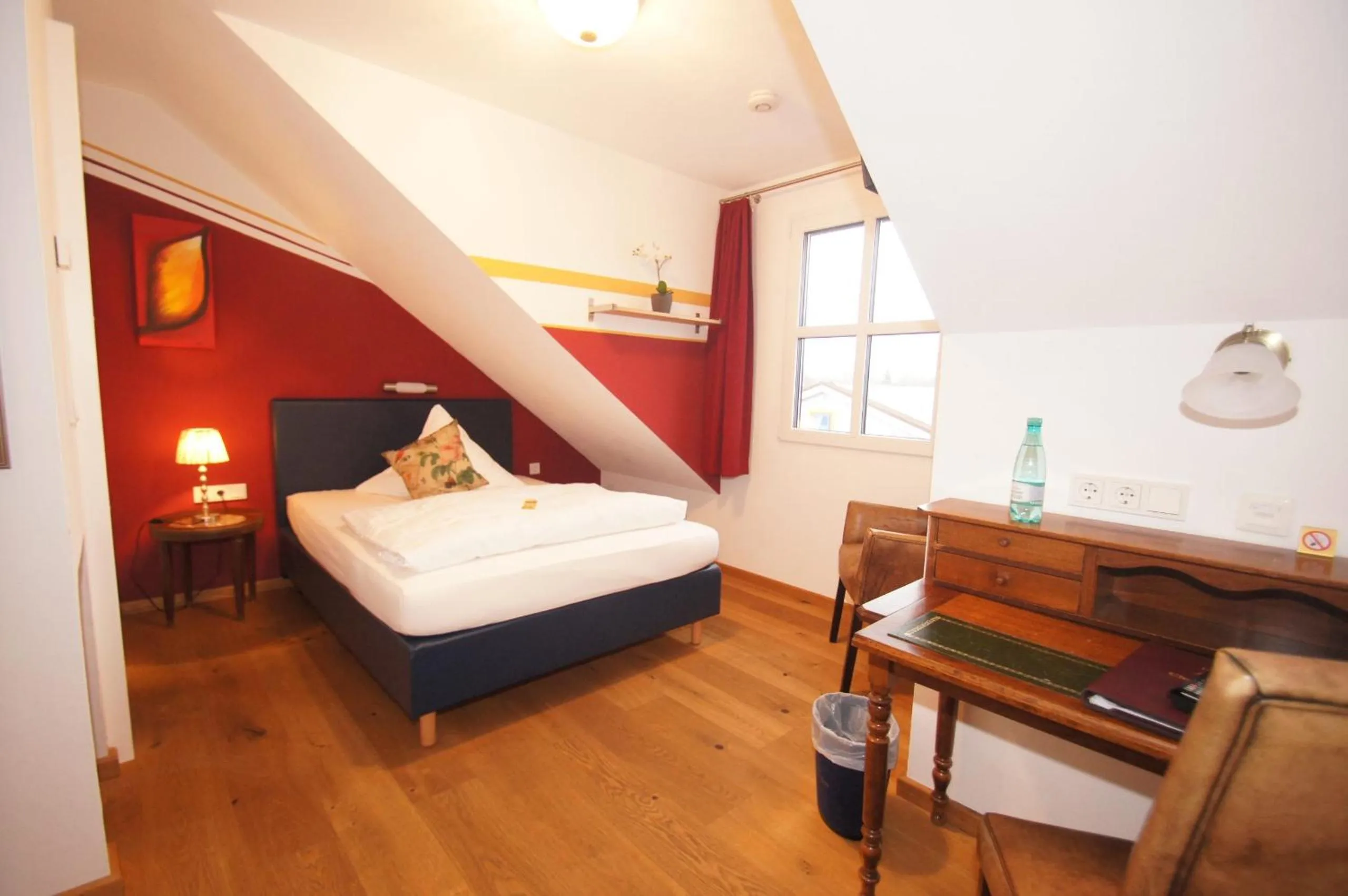 Photo of the whole room, Bed in UNO Hotel Chapeau Noir - Free Parking