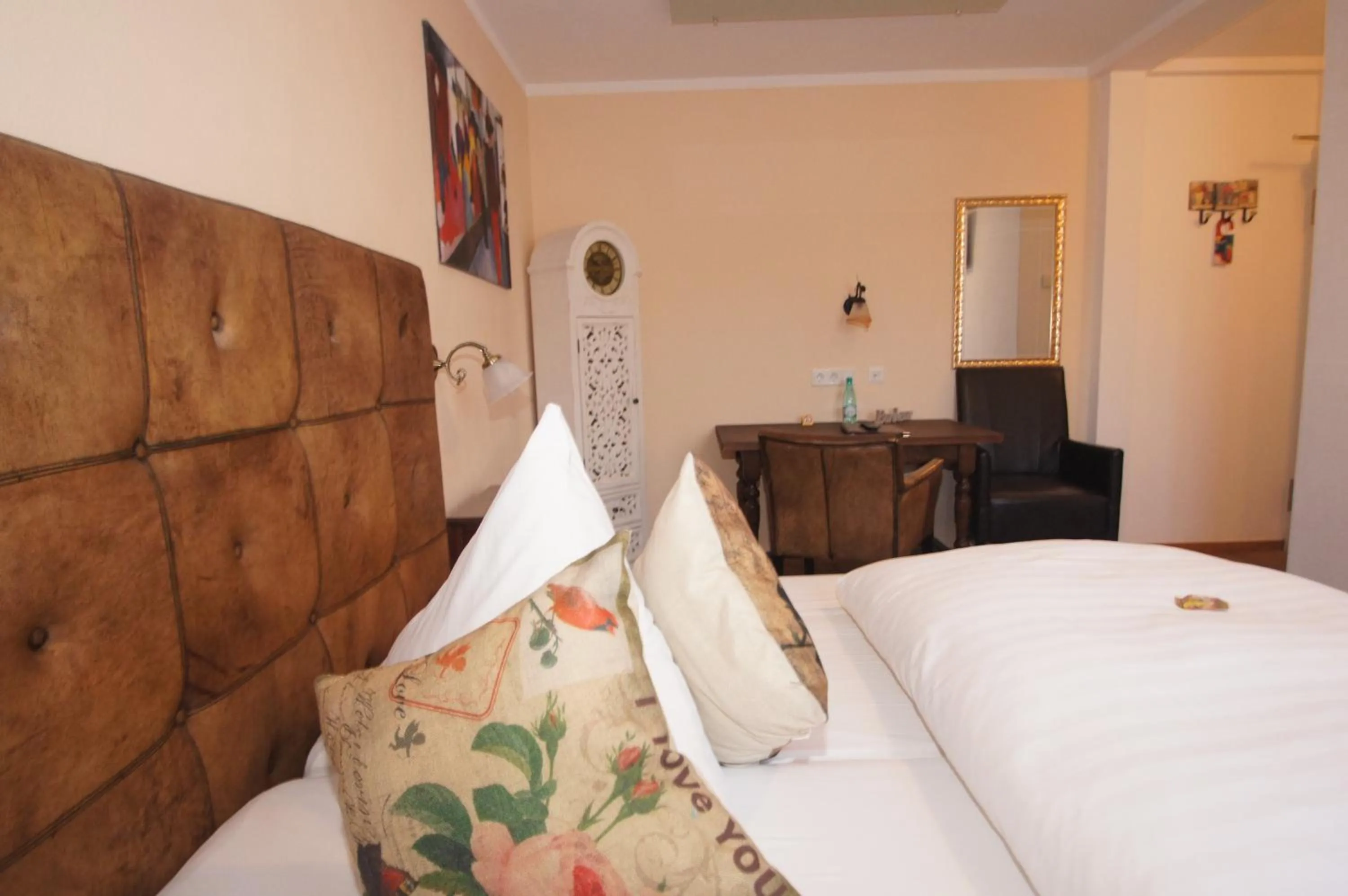 Photo of the whole room, Bed in UNO Hotel Chapeau Noir - Free Parking