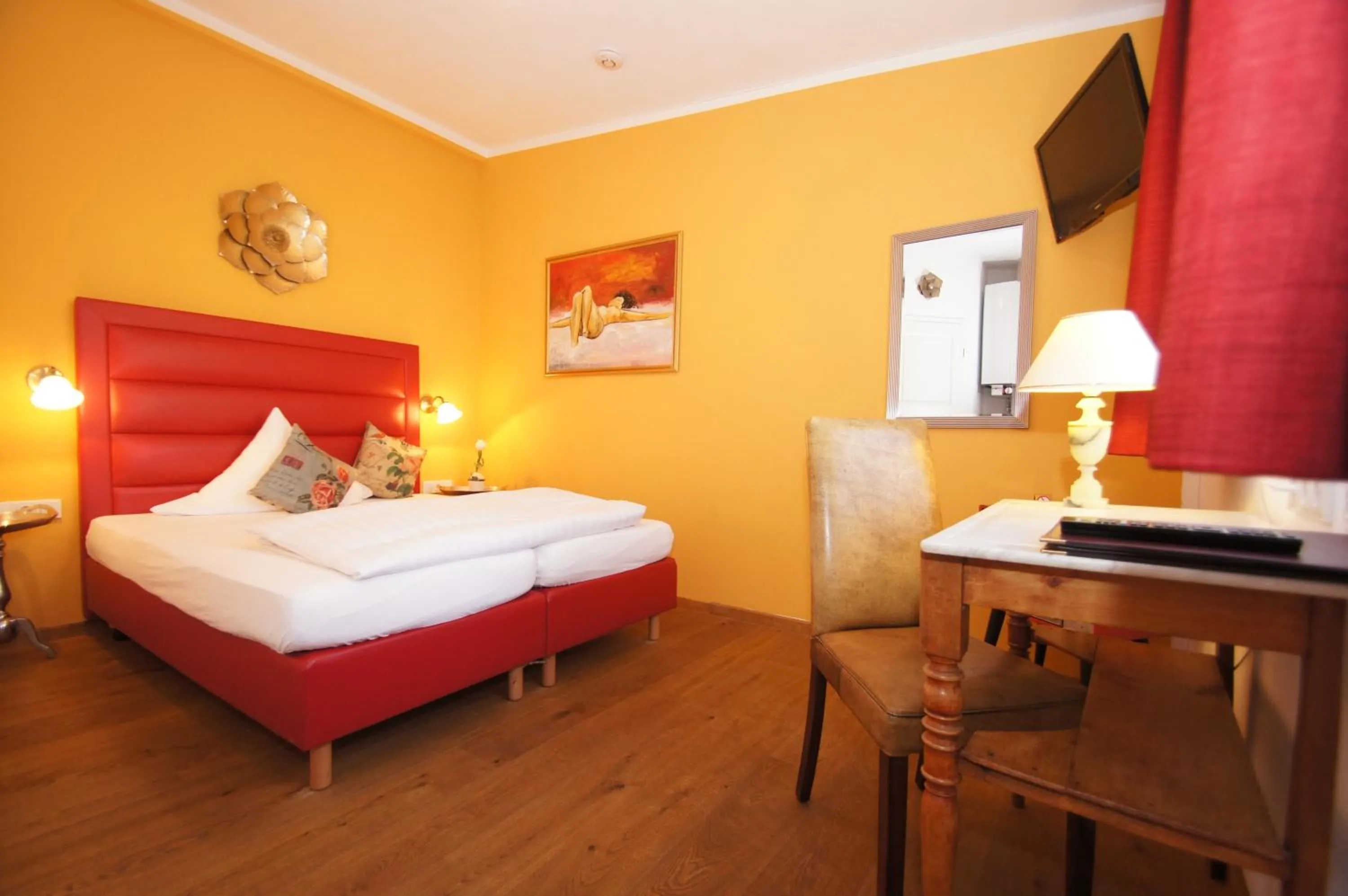 Photo of the whole room, Bed in UNO Hotel Chapeau Noir - Free Parking