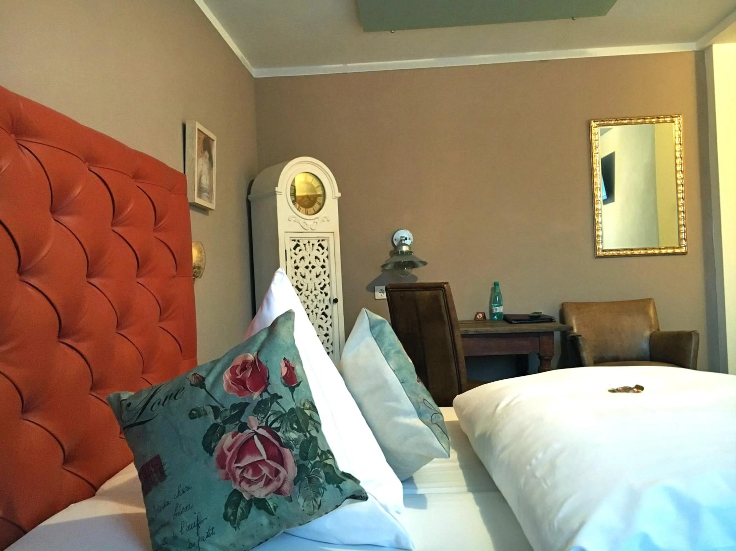 Photo of the whole room, Bed in UNO Hotel Chapeau Noir - Free Parking