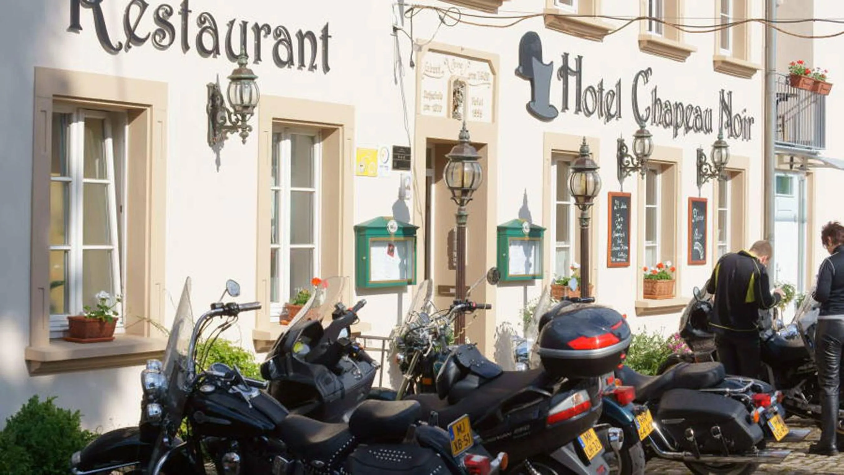 Facade/entrance in UNO Hotel Chapeau Noir - Free Parking