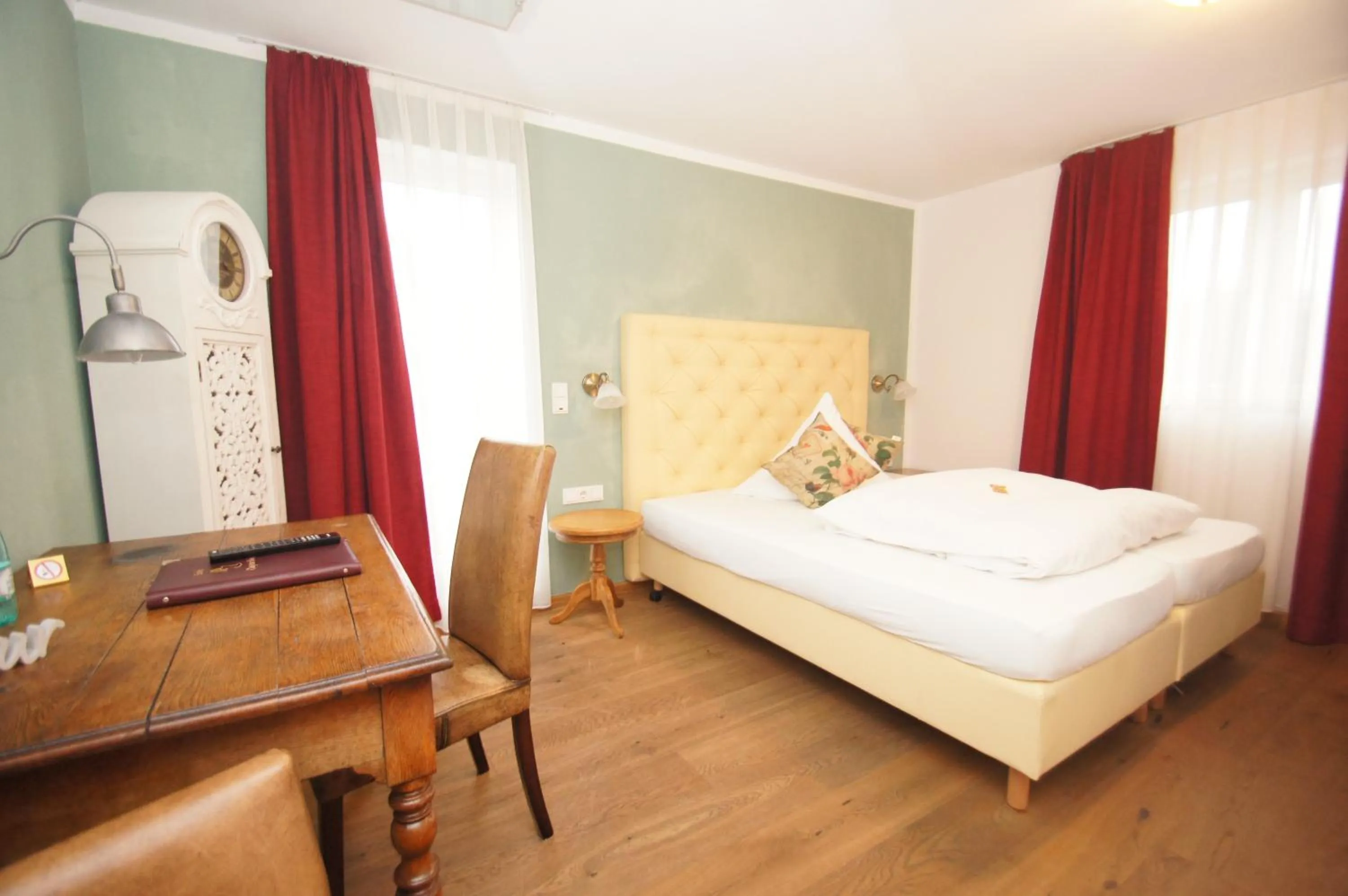 Photo of the whole room, Bed in UNO Hotel Chapeau Noir - Free Parking