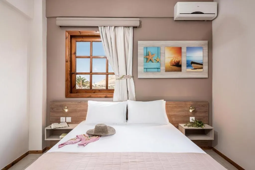 Shower, Bed in Cathrin Suites