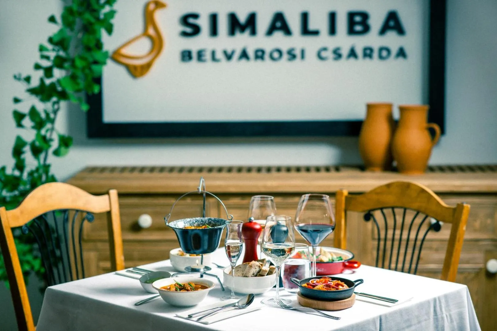 Restaurant/places to eat in La Prima Fashion Hotel Budapest