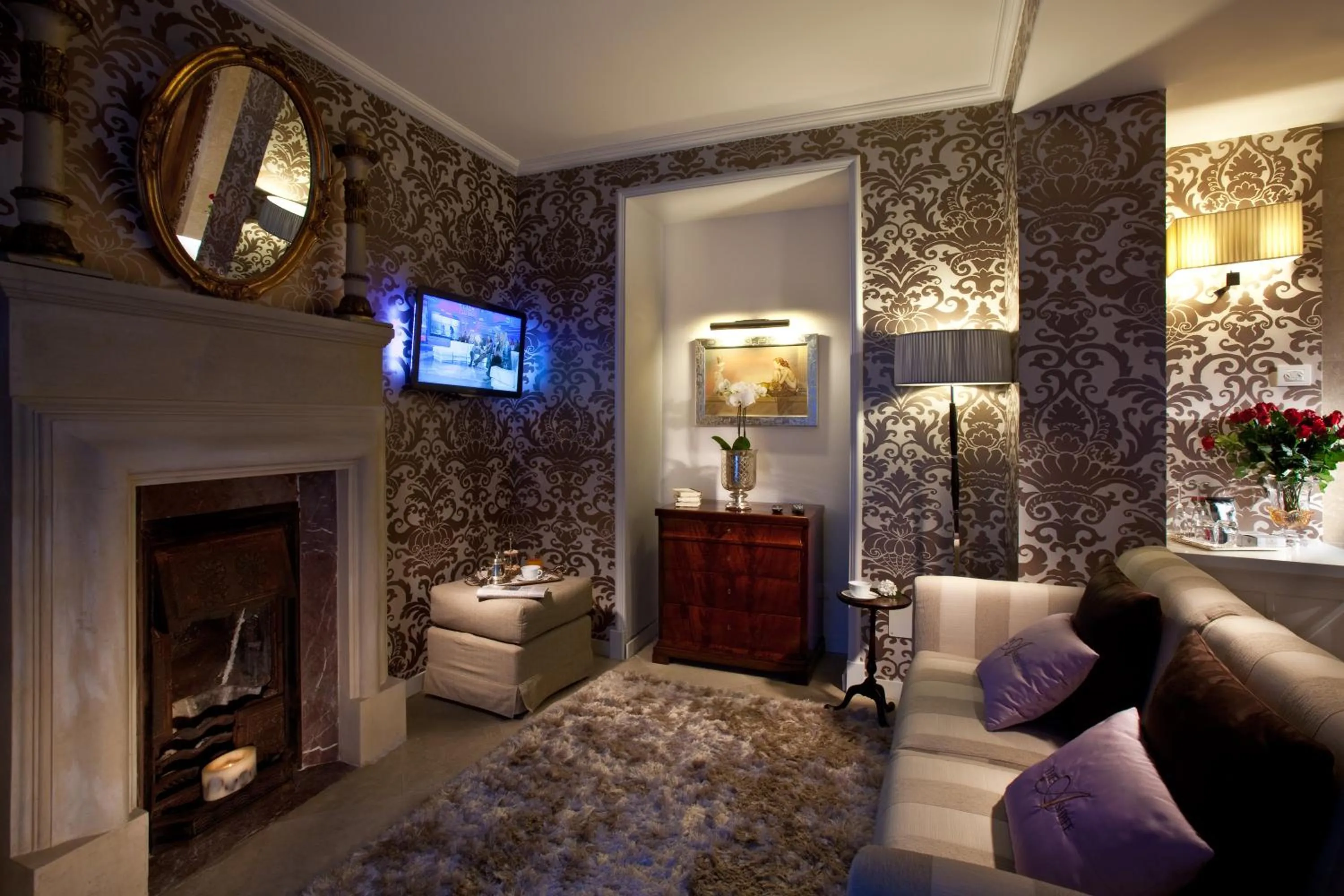Living room, Bed in The Ashbee Hotel - The Leading Hotels of the World