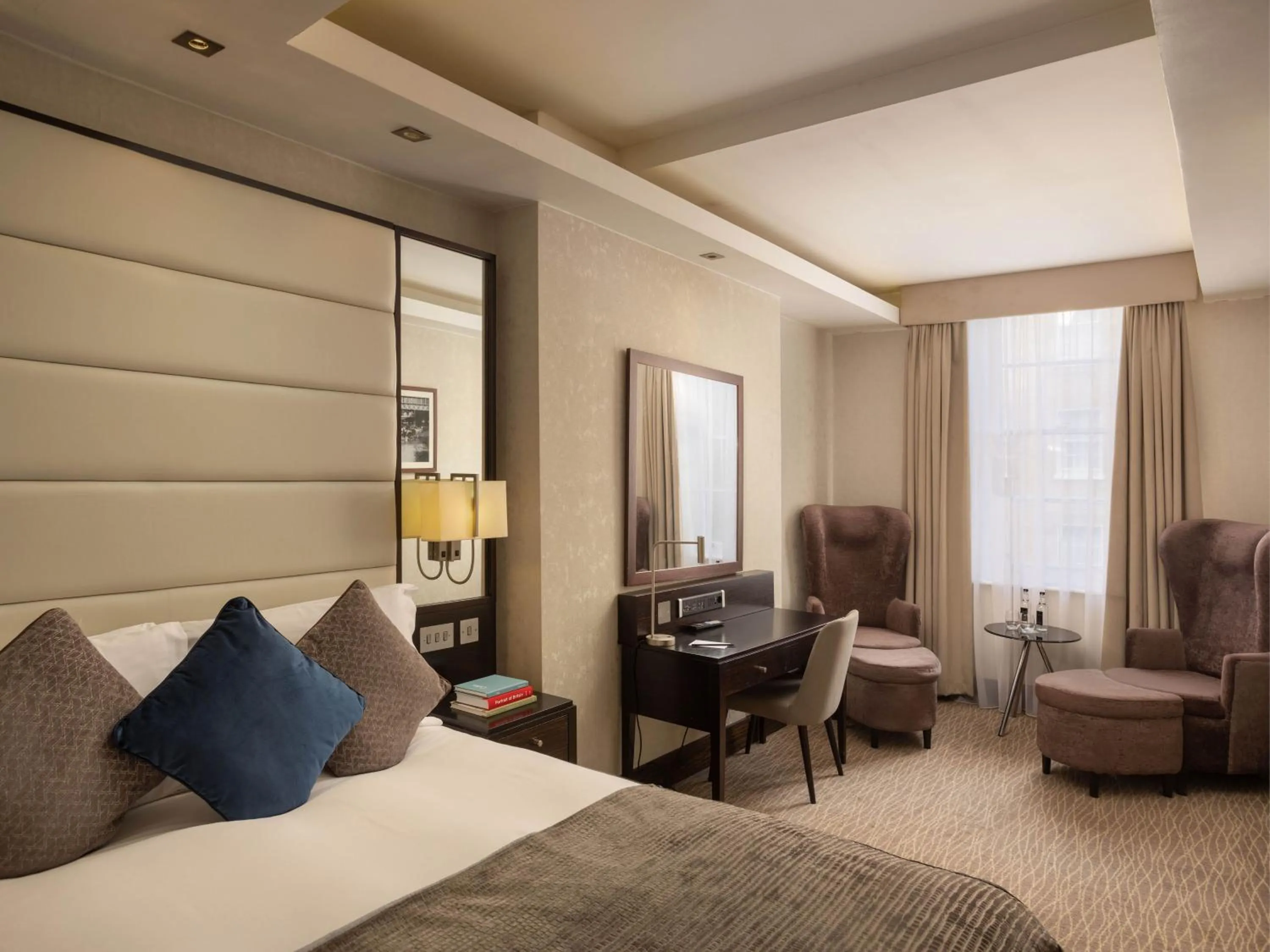 Photo of the whole room, Bed in Montcalm Brewery, London City