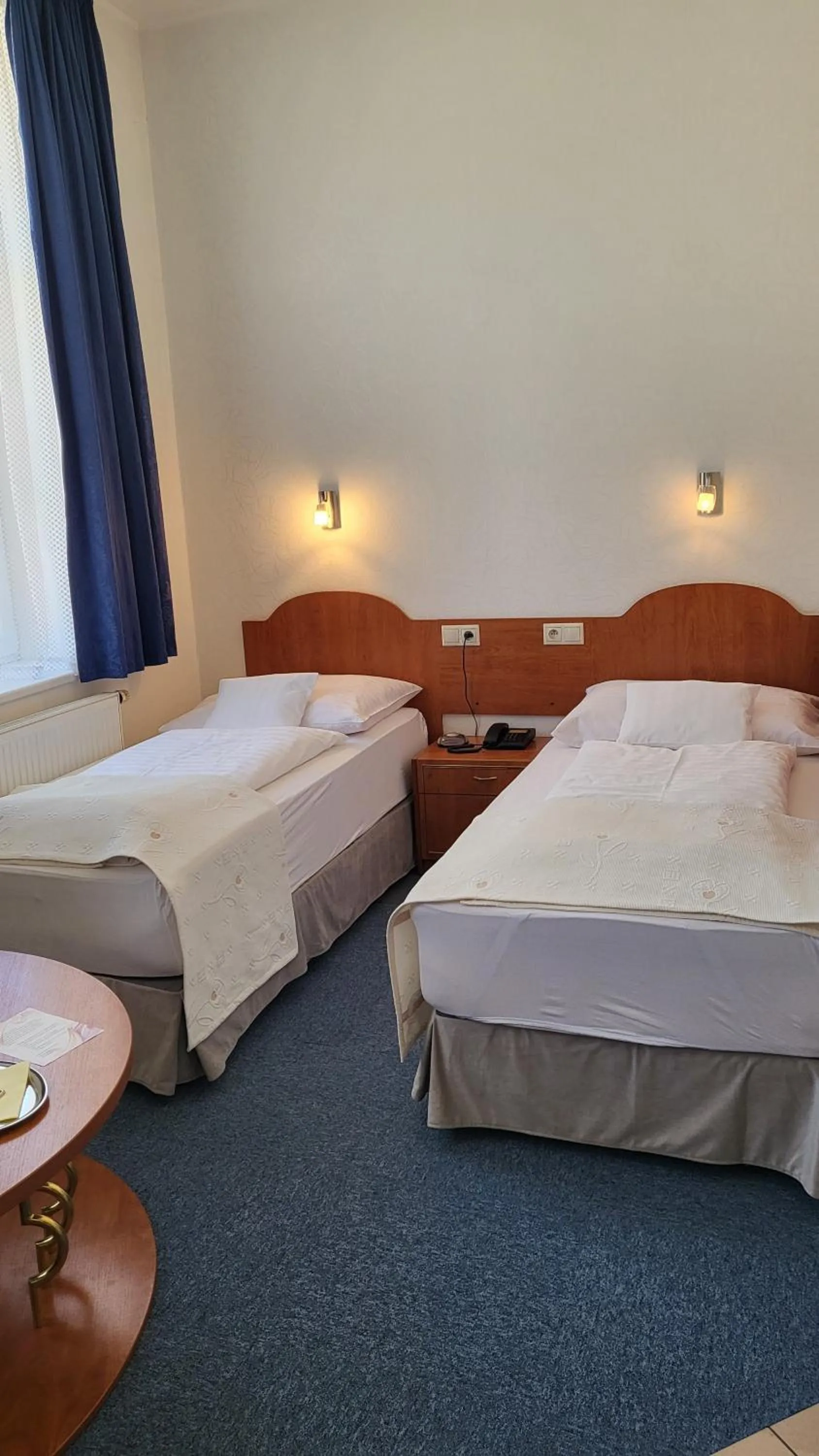 Property building, Bed in Hotel Margit