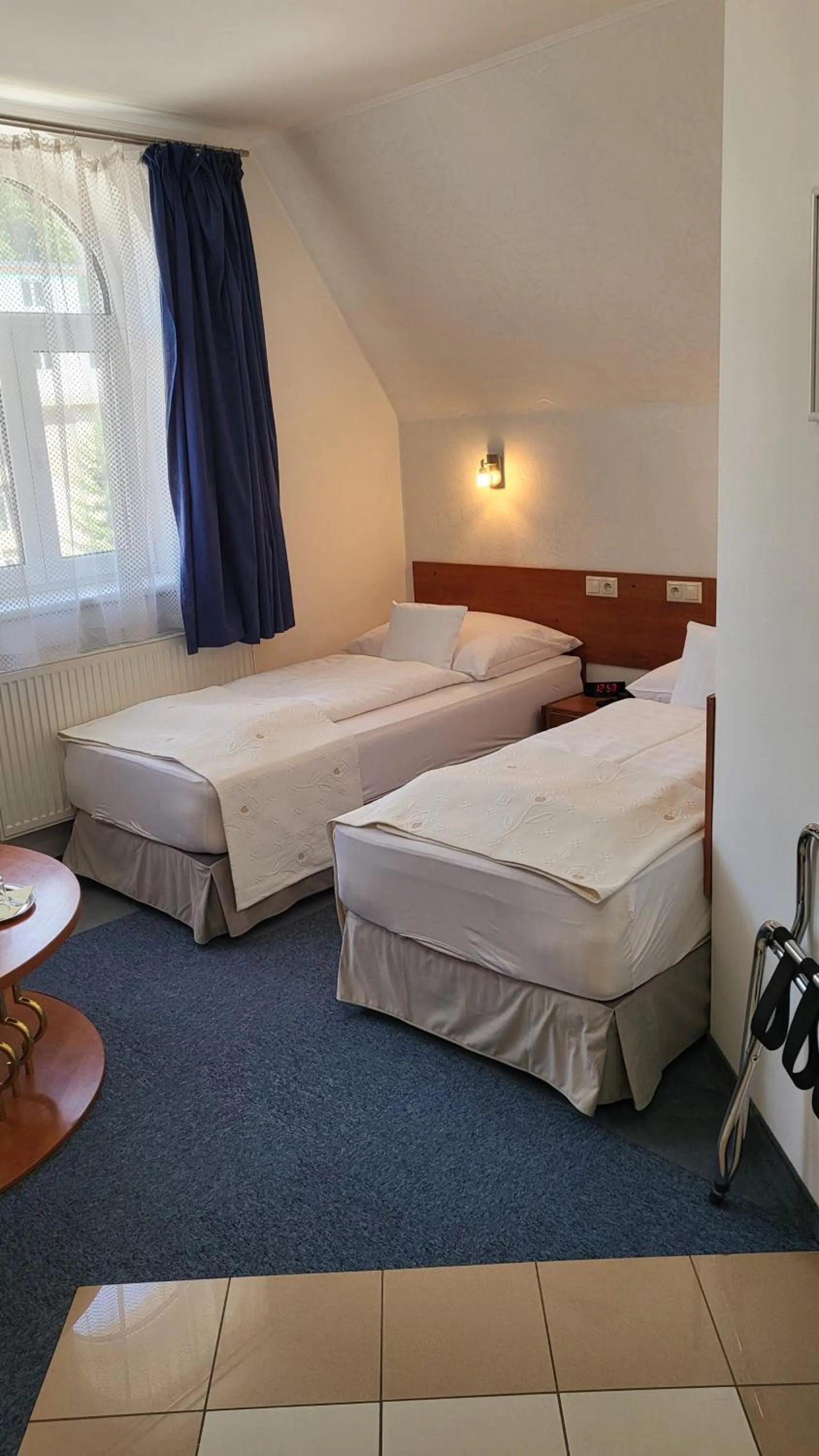 Property building, Bed in Hotel Margit