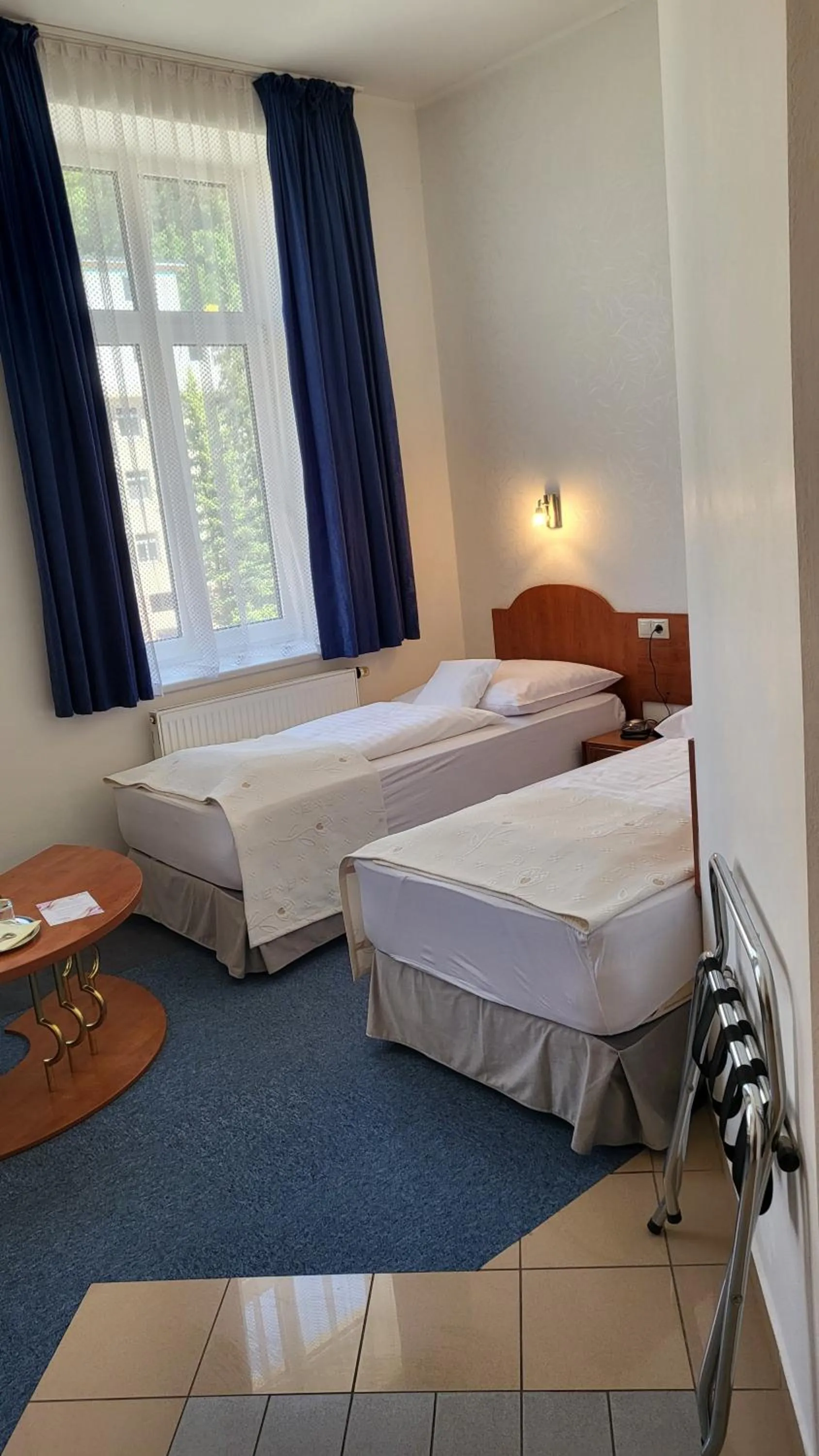 Property building, Bed in Hotel Margit