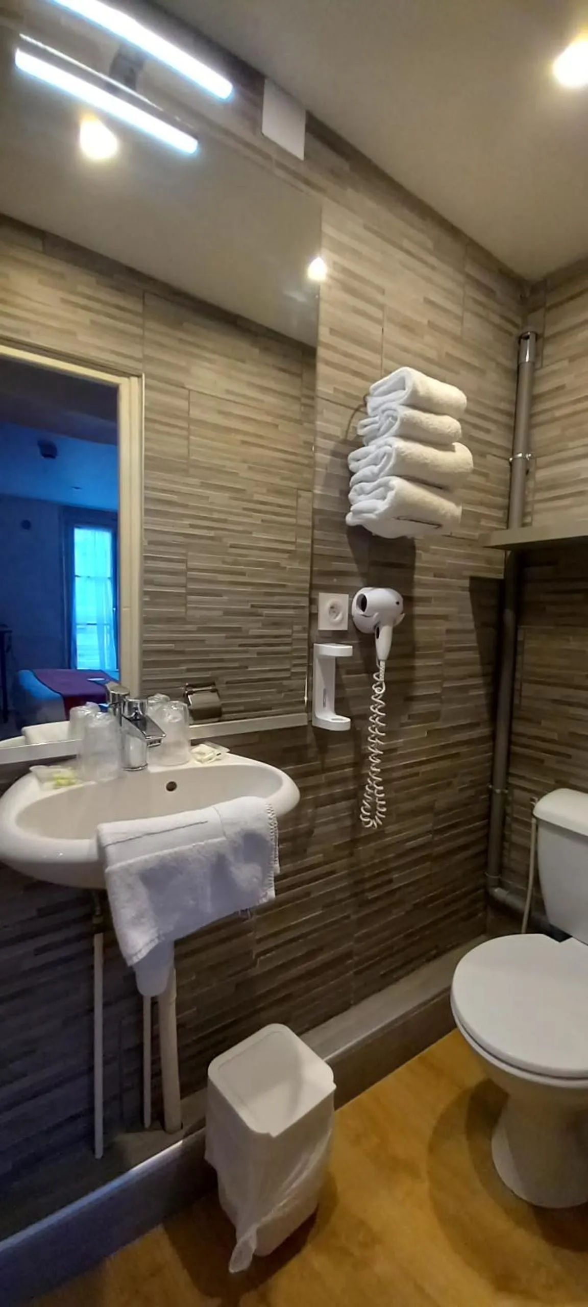 Bathroom in Brit Hotel Comtes De Champagne - Troyes Centre Historique