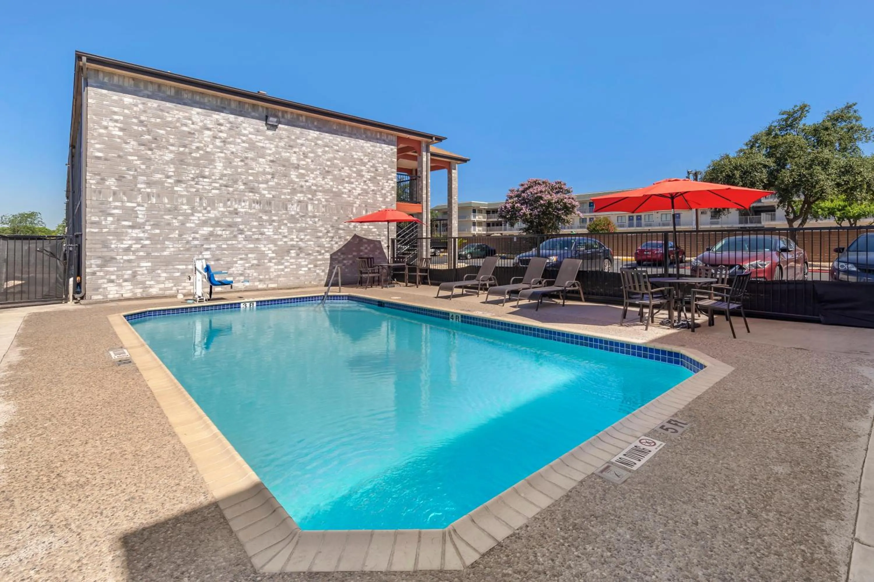 Swimming pool in Econo Lodge Near Lackland Air Force Base-SeaWorld