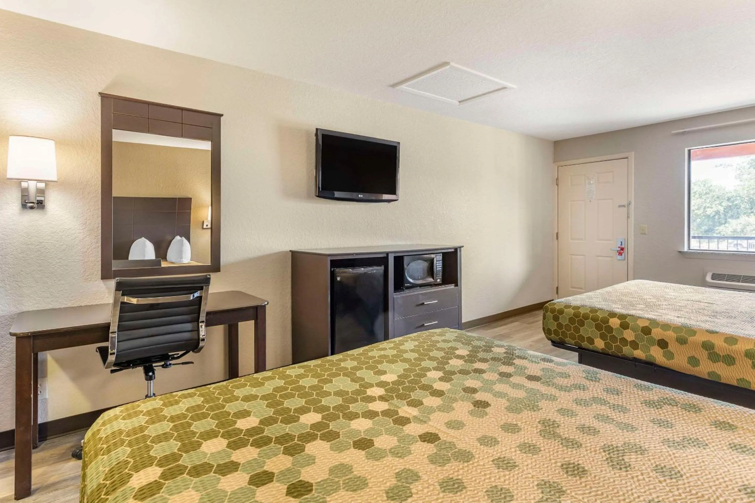 Bedroom, Bed in Econo Lodge Near Lackland Air Force Base-SeaWorld