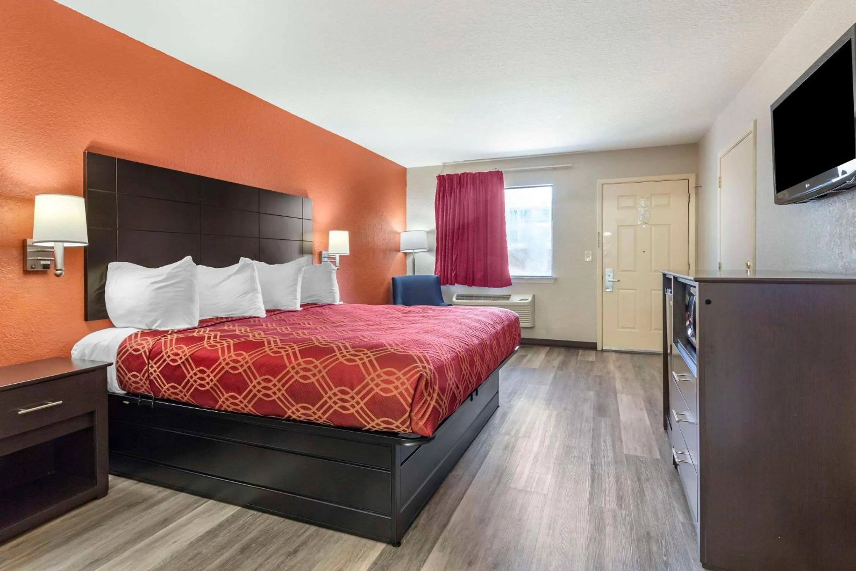 Bedroom, Bed in Econo Lodge Near Lackland Air Force Base-SeaWorld