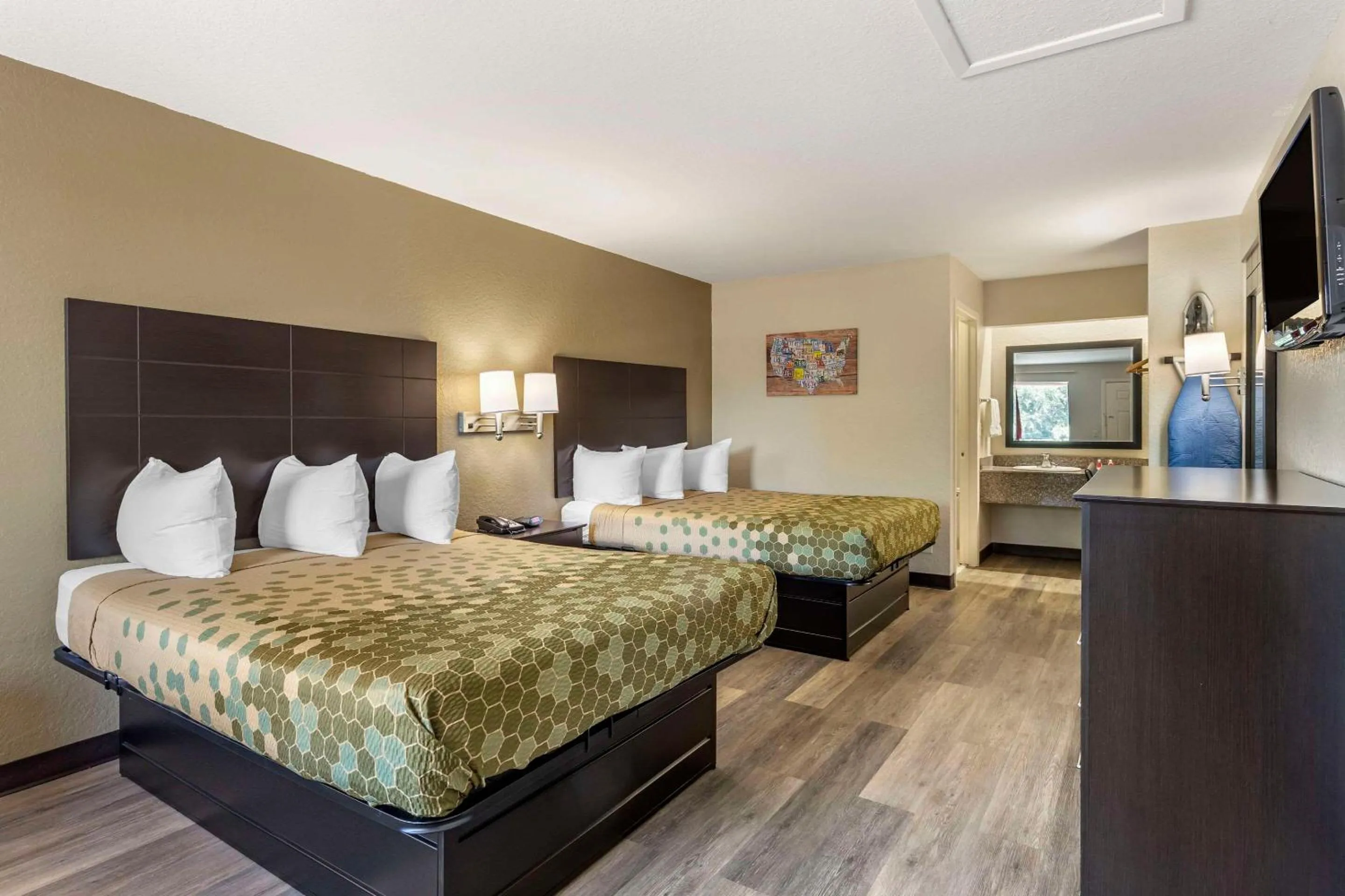 Bedroom, Bed in Econo Lodge Near Lackland Air Force Base-SeaWorld