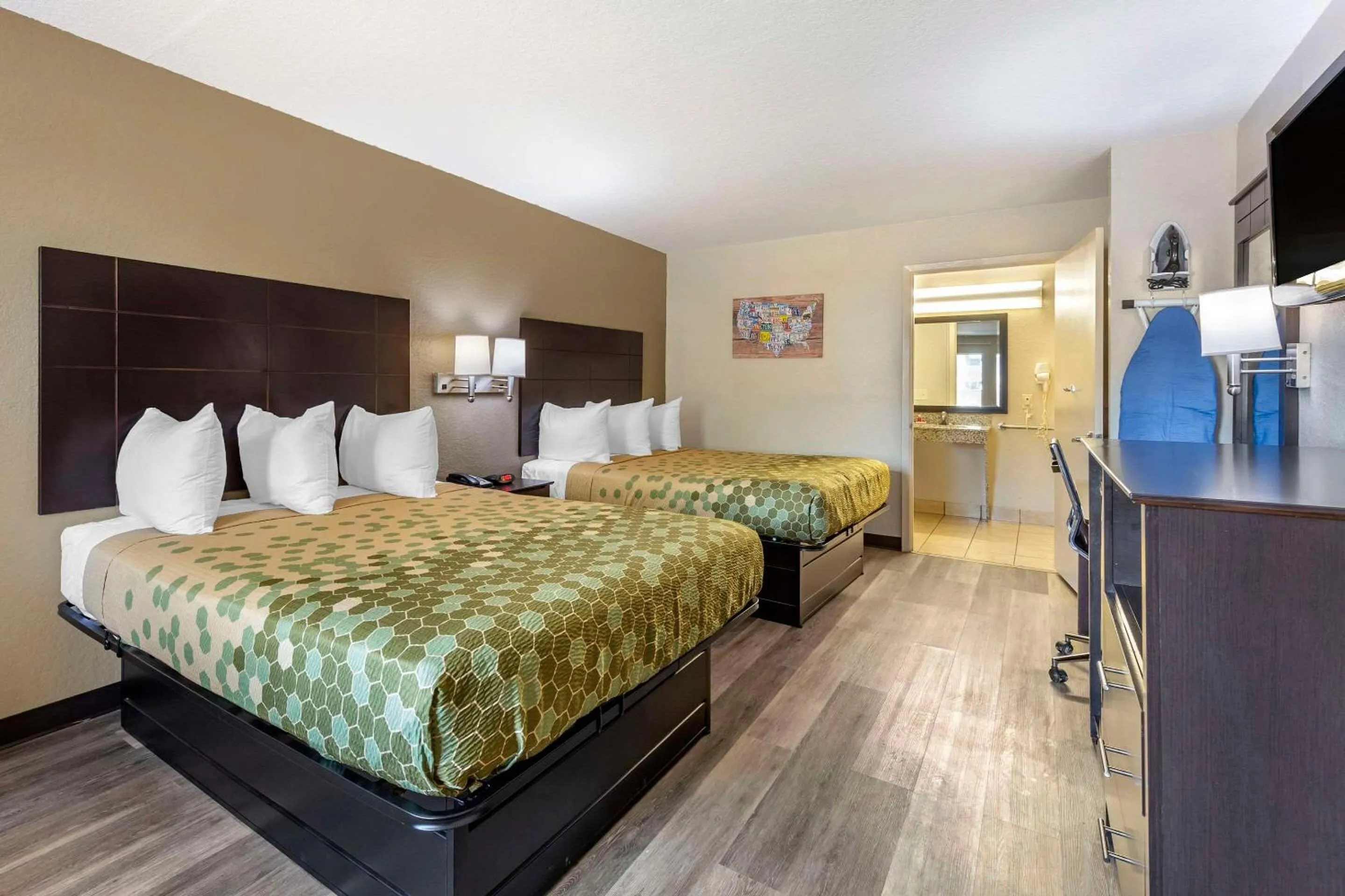 Bedroom, Bed in Econo Lodge Near Lackland Air Force Base-SeaWorld