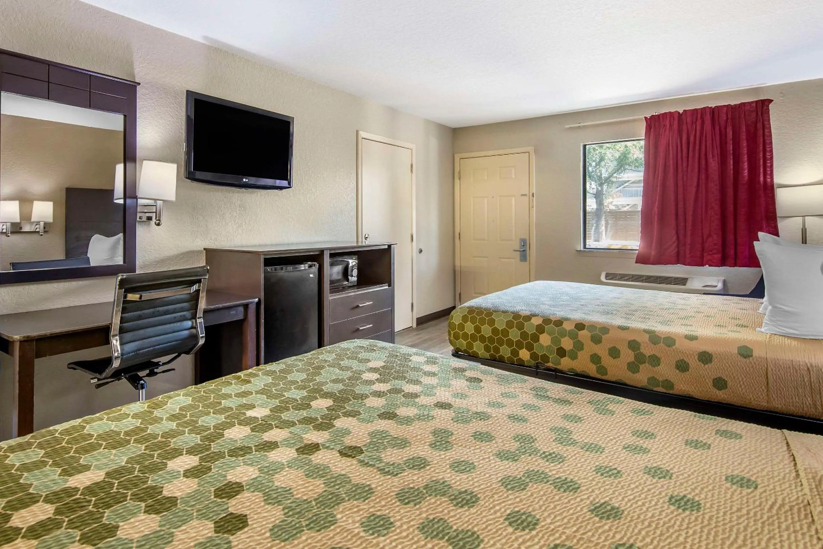 Bedroom, Bed in Econo Lodge Near Lackland Air Force Base-SeaWorld
