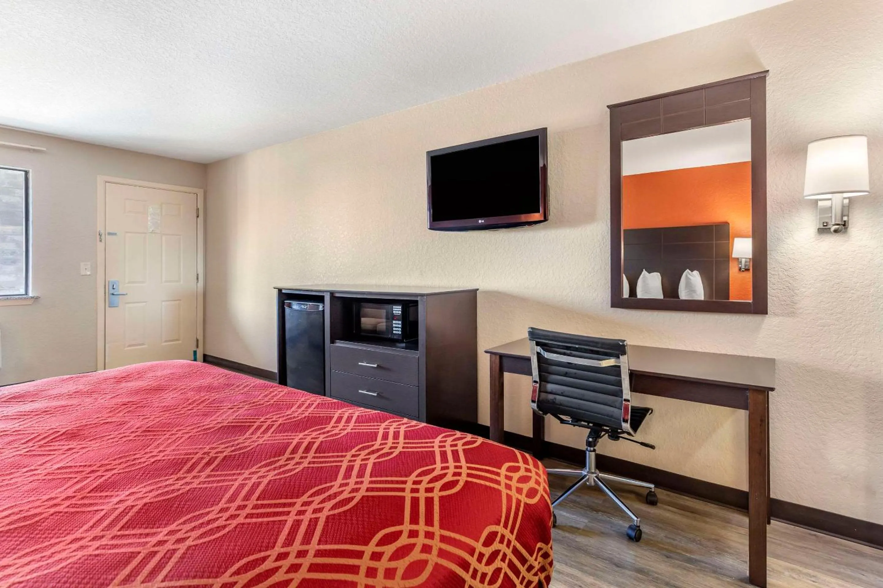 Bedroom, Bed in Econo Lodge Near Lackland Air Force Base-SeaWorld