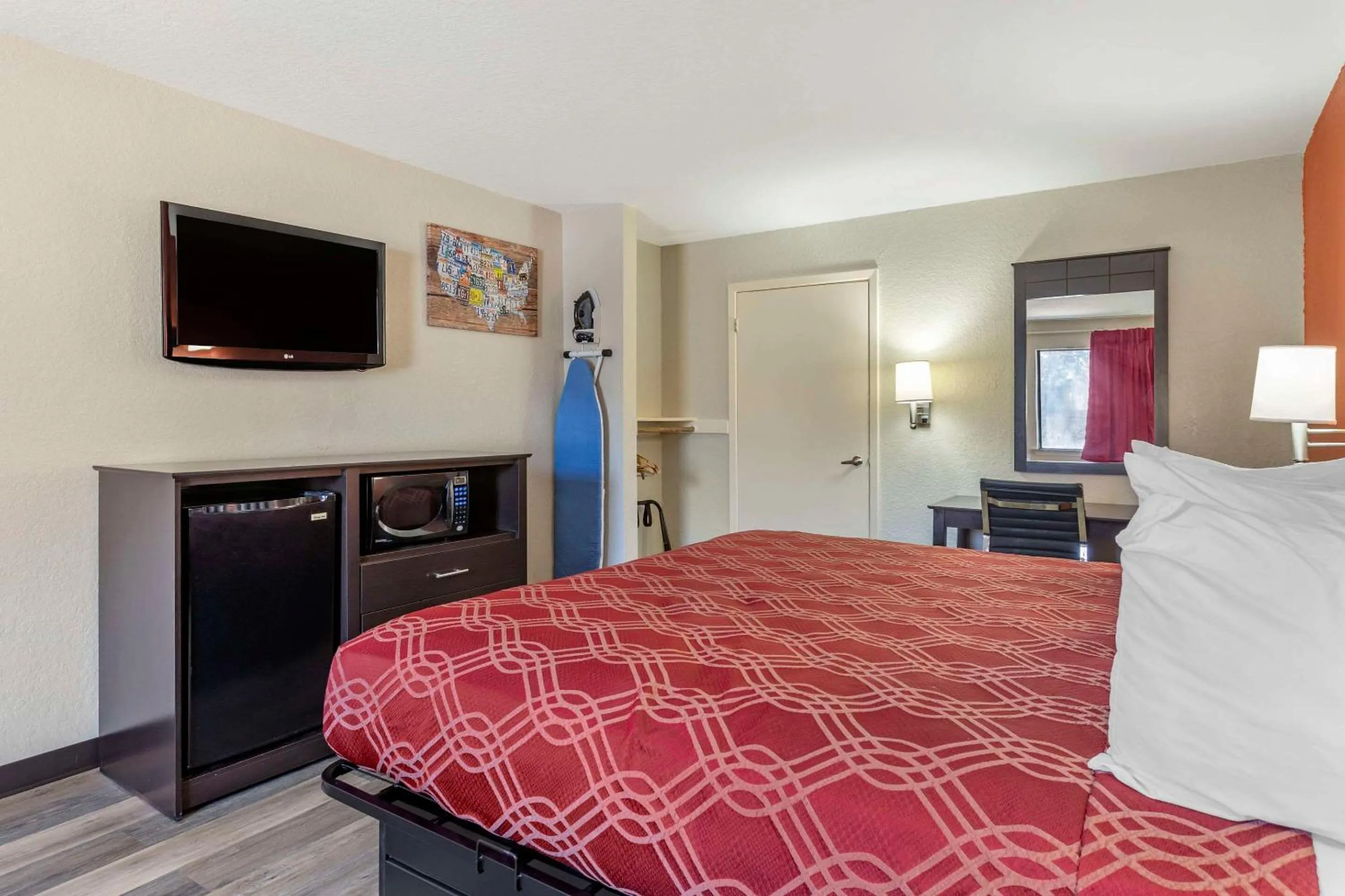 Bedroom, Bed in Econo Lodge Near Lackland Air Force Base-SeaWorld