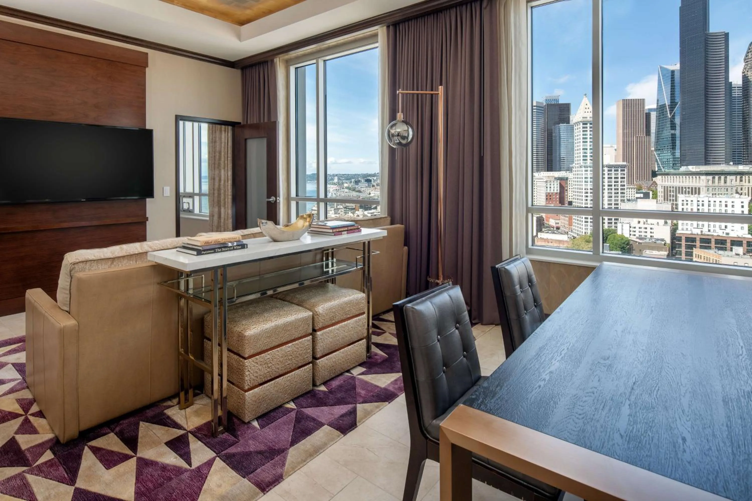 Living room in Embassy Suites By Hilton Seattle Downtown Pioneer Square