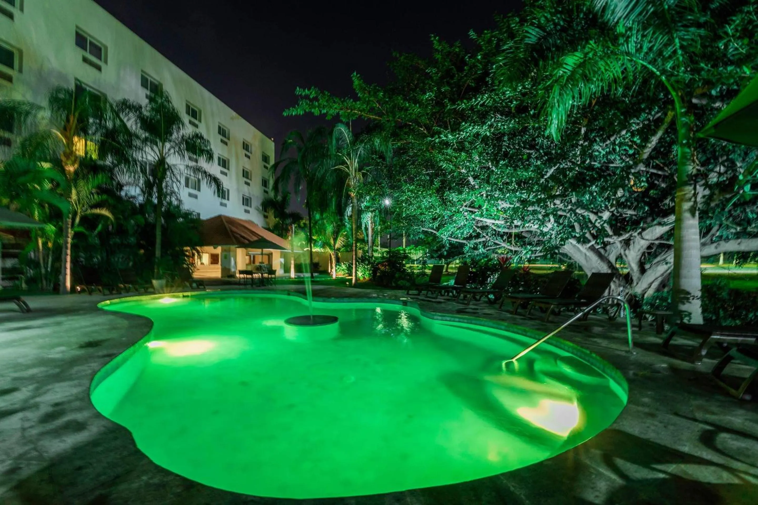 Swimming pool in Comfort Inn Puerto Vallarta Golfside & Marina