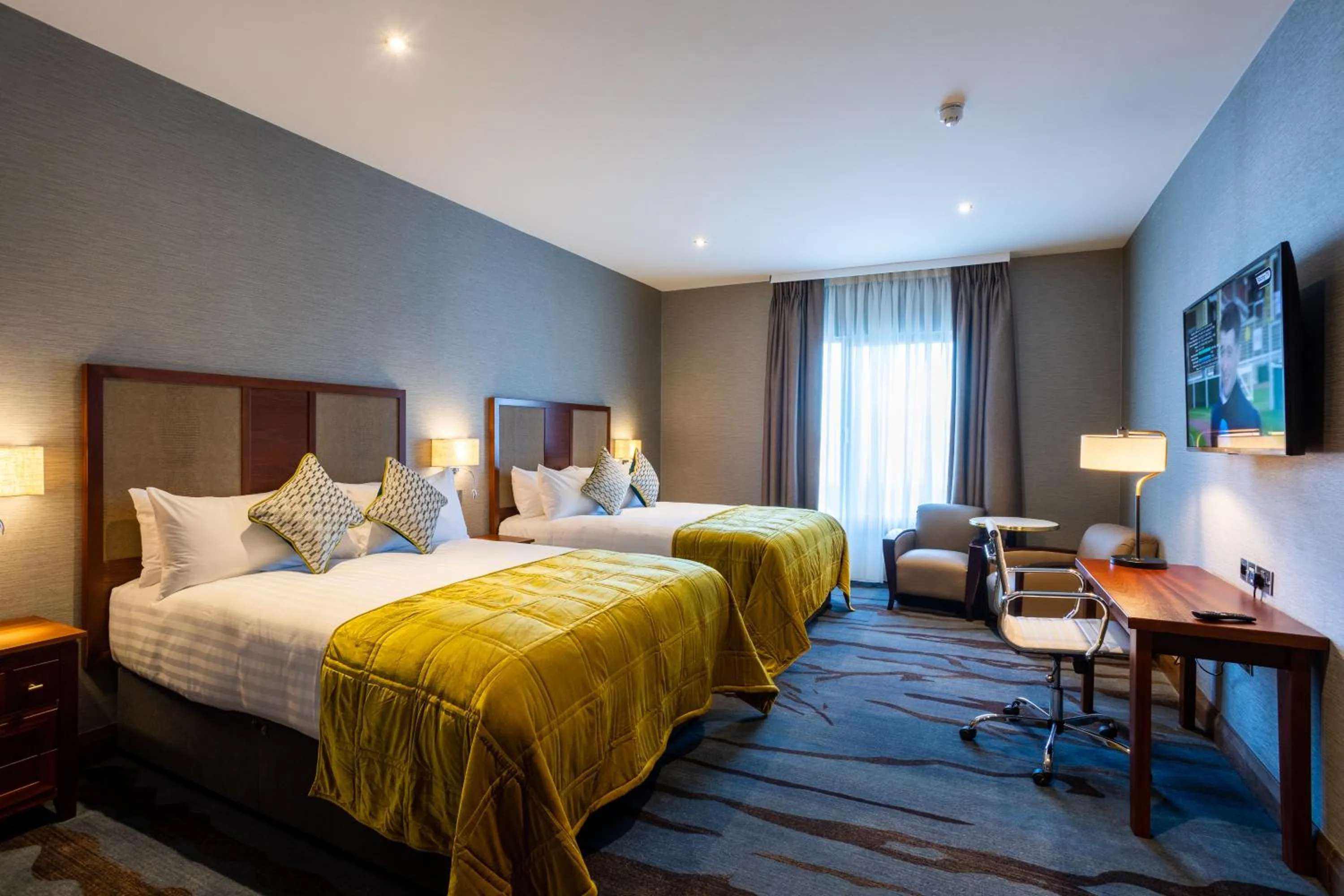 Bedroom, Bed in Lawlors Hotel