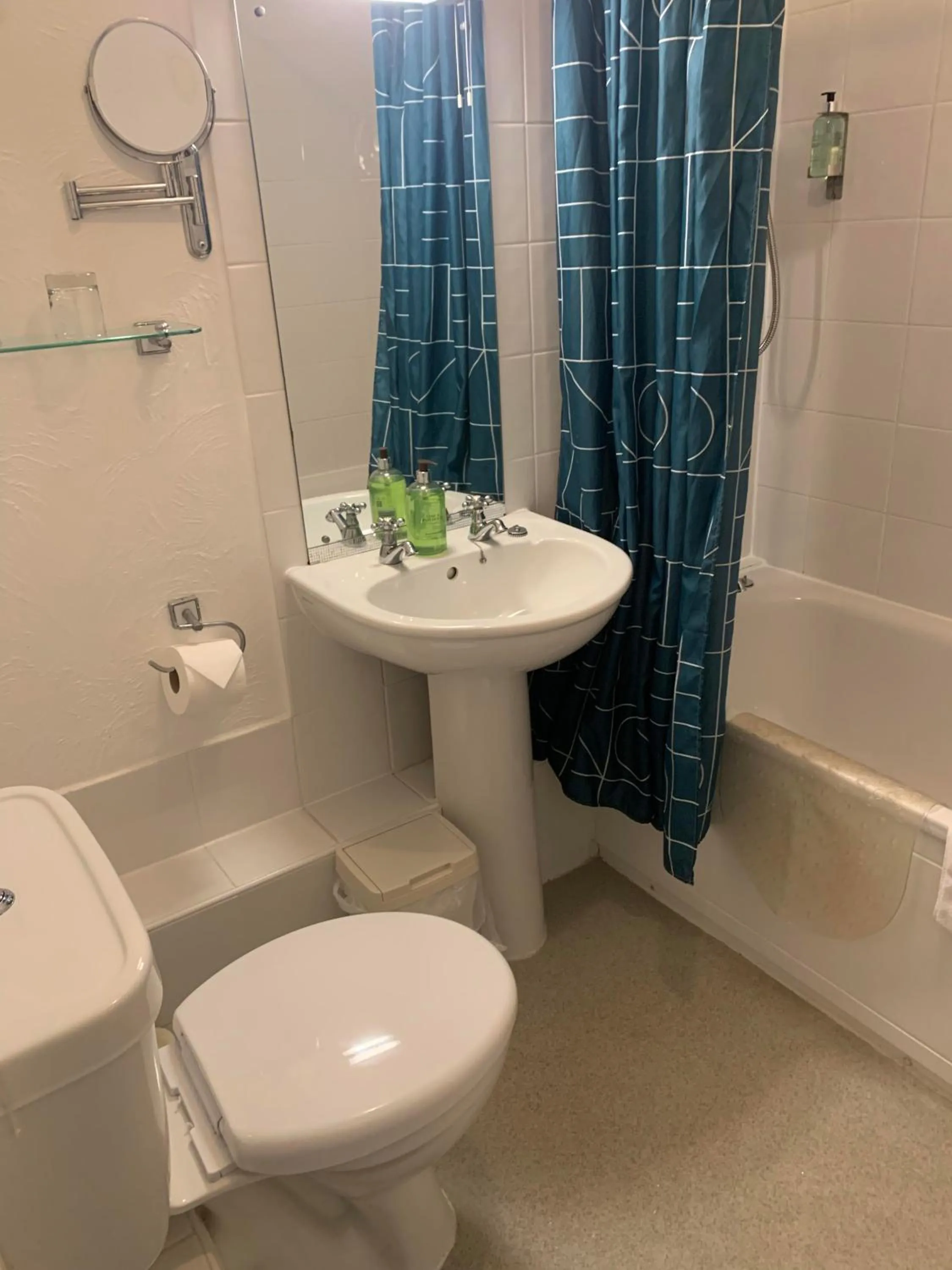 Shower in Half Moon Inn