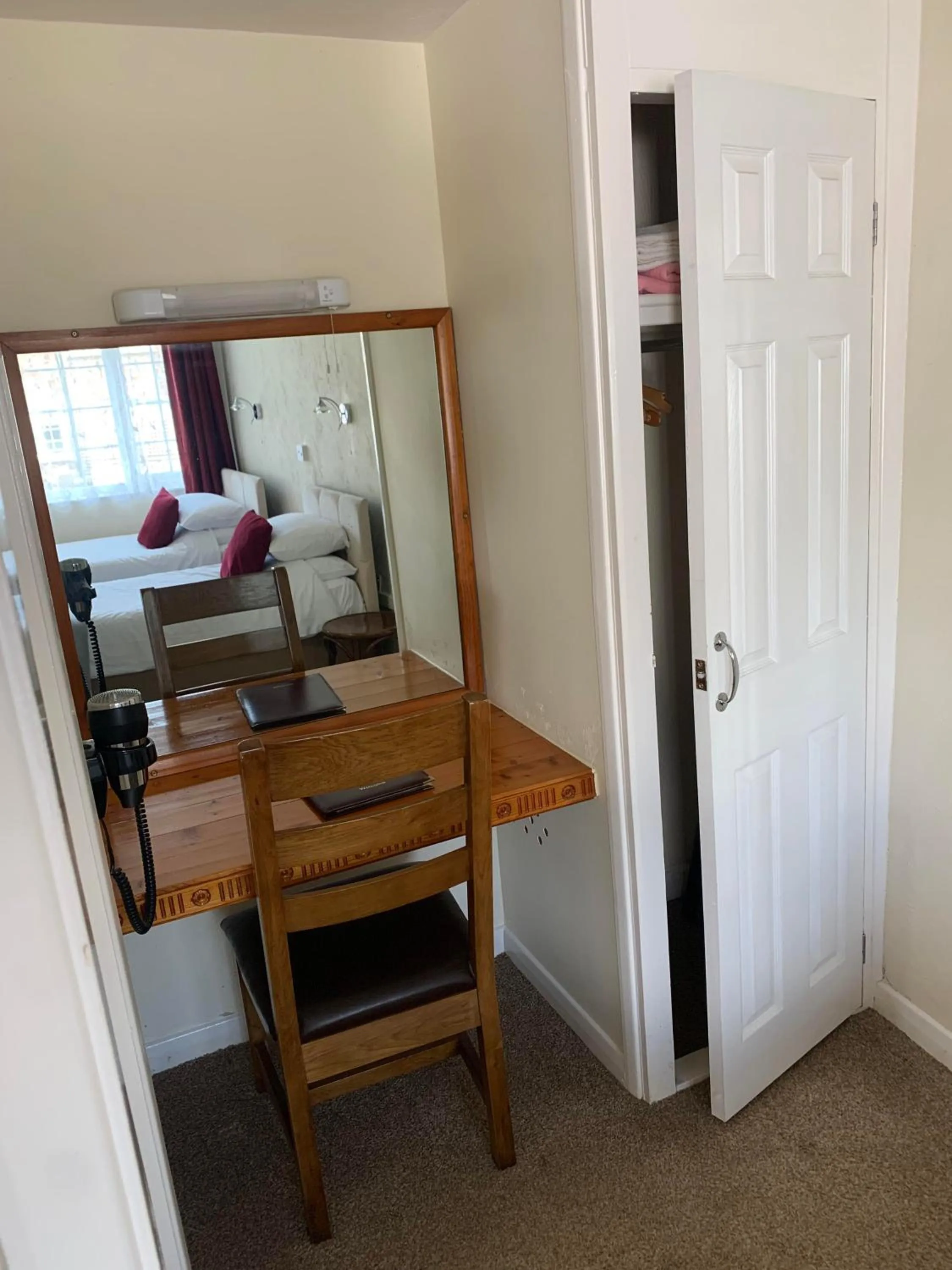 Bedroom, Bed in Half Moon Inn