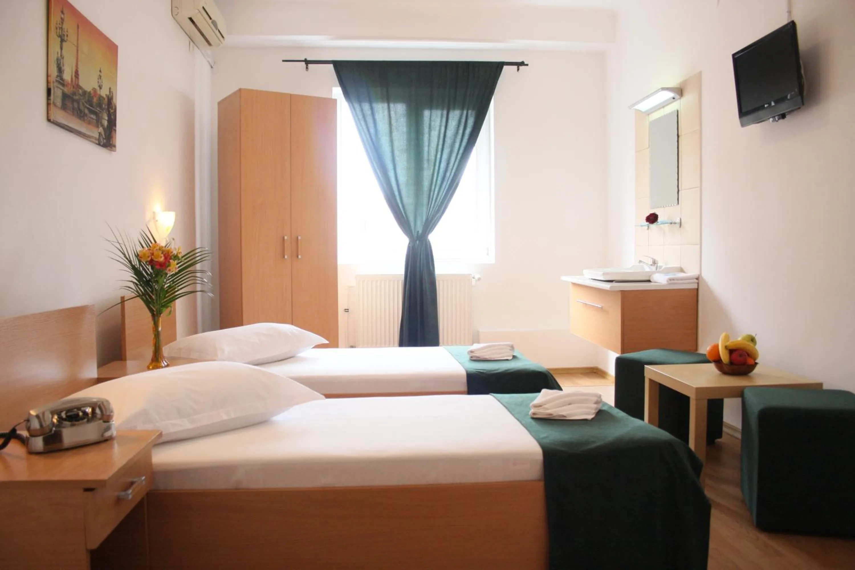 Twin Room with Shared Bathroom in Hotel Sir Gara de Nord