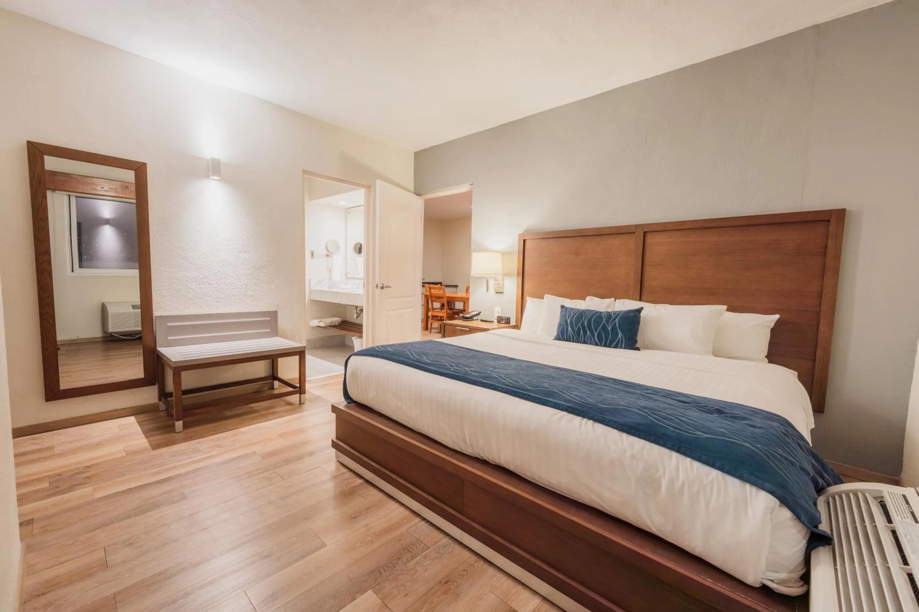 Bedroom, Bed in Comfort Inn Monterrey Valle