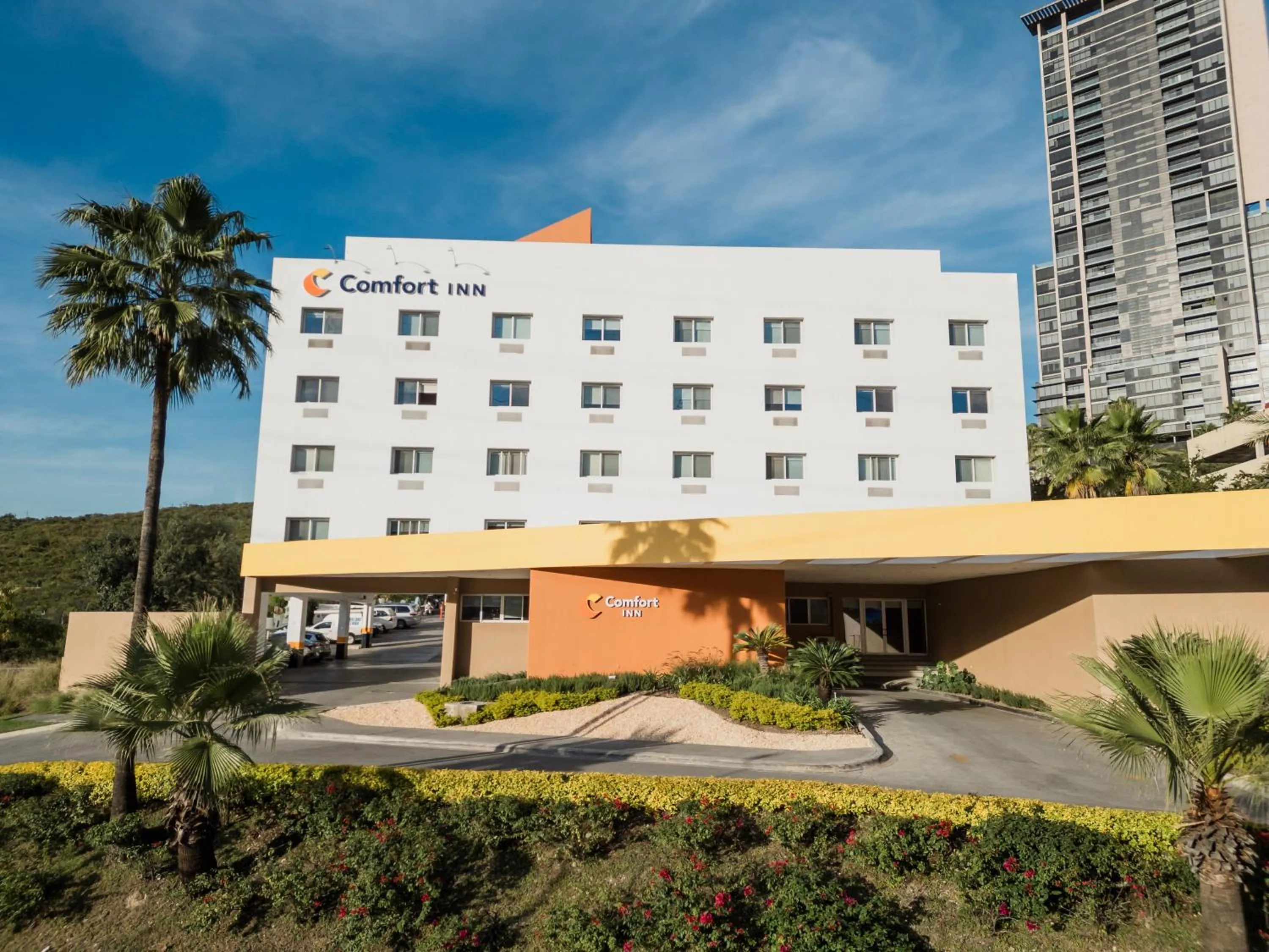 Property building in Comfort Inn Monterrey Valle