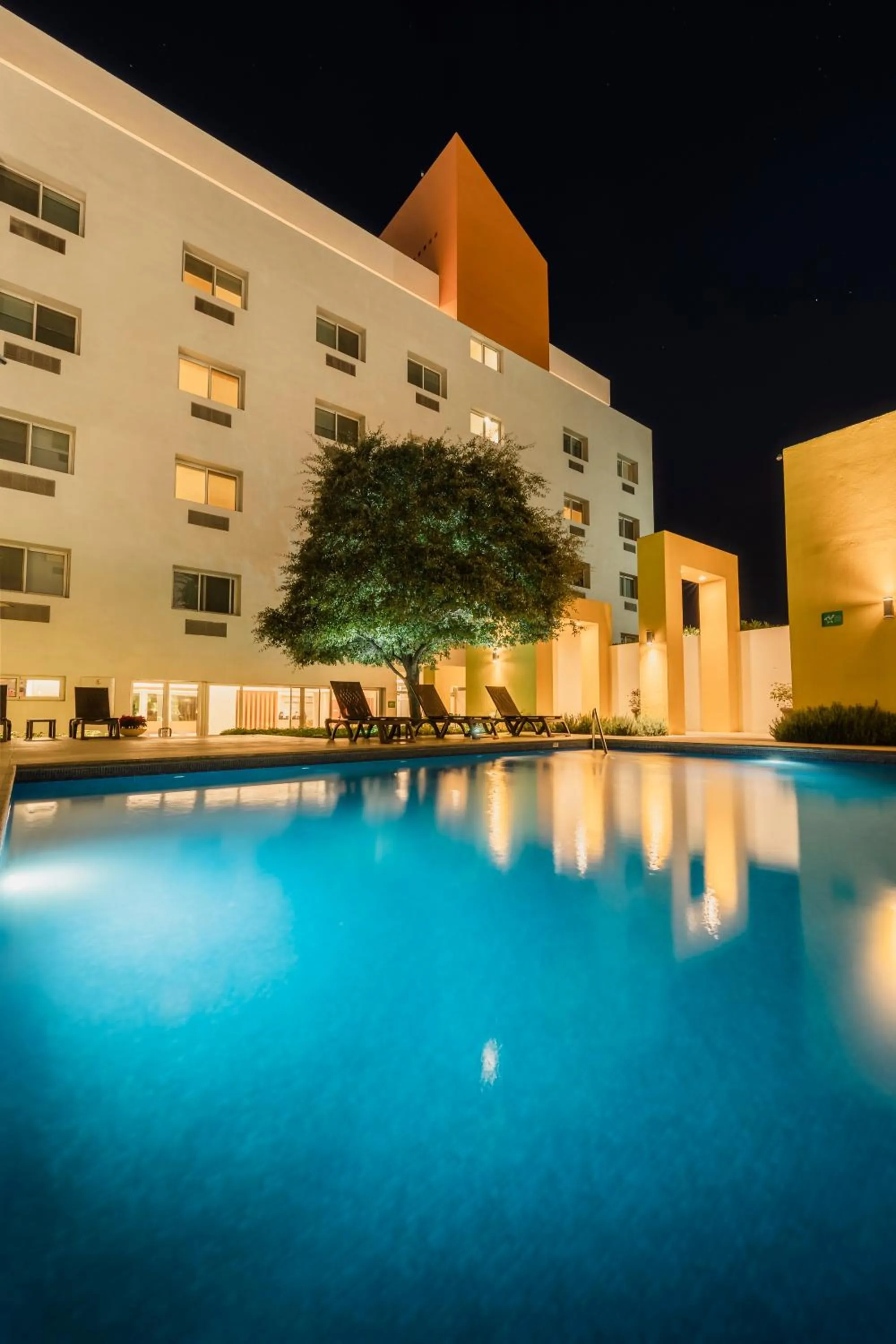 Swimming pool in Comfort Inn Monterrey Valle